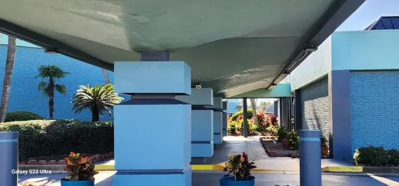 Property building in Quality Inn & Suites Gulf Breeze Bayside near Pensacola Beach Property building in Quality Inn & Suites Gulf Breeze Bayside near Pensacola Beach