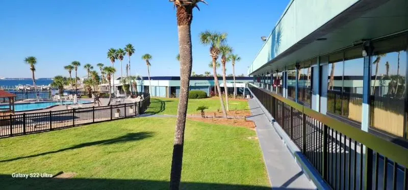 Property building in Quality Inn & Suites Gulf Breeze Bayside near Pensacola Beach