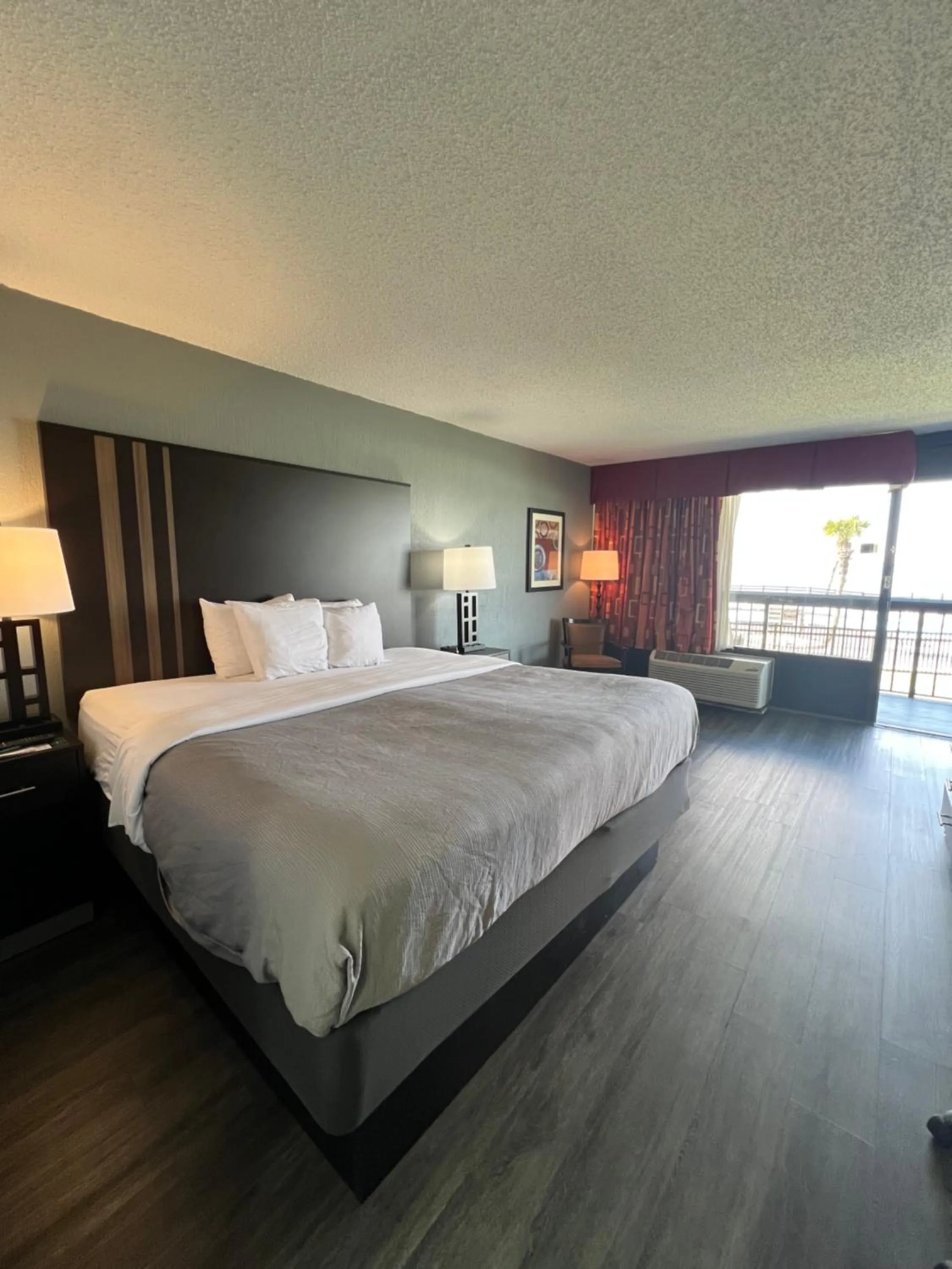 Photo of the whole room, Bed in Quality Inn & Suites Gulf Breeze Bayside near Pensacola Beach