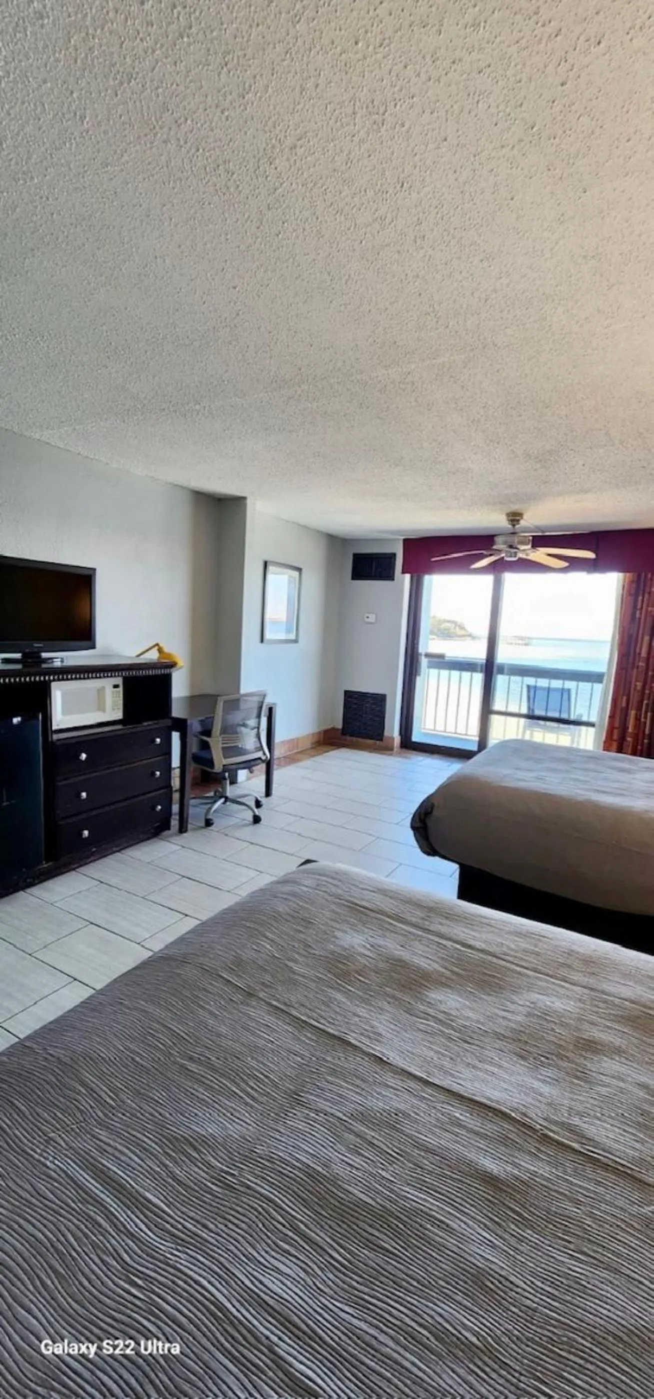 Coffee/tea facilities, Bed in Quality Inn & Suites Gulf Breeze Bayside near Pensacola Beach