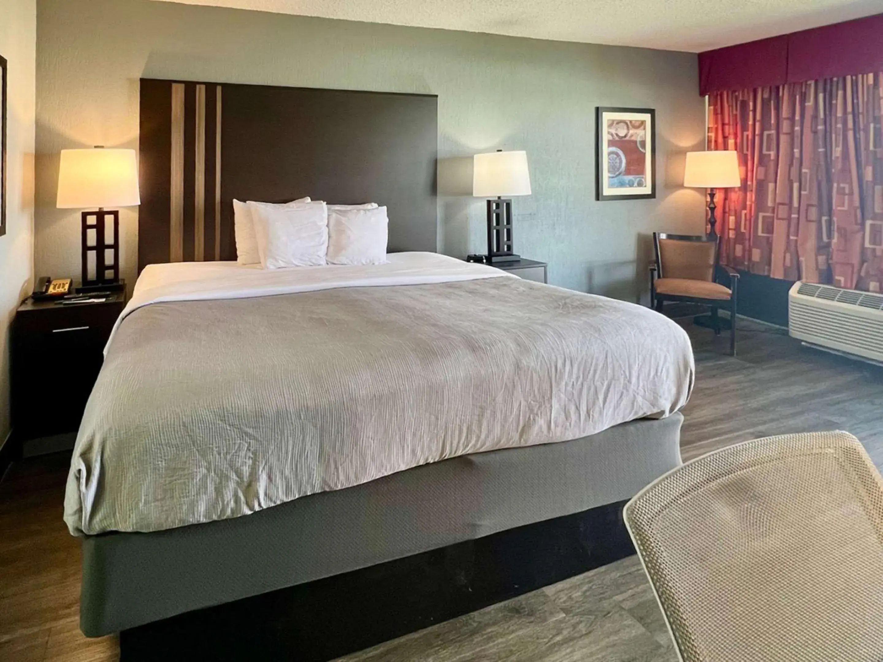 Bedroom, Bed in Quality Inn & Suites Gulf Breeze Bayside near Pensacola Beach Bedroom, Bed in Quality Inn & Suites Gulf Breeze Bayside near Pensacola Beach