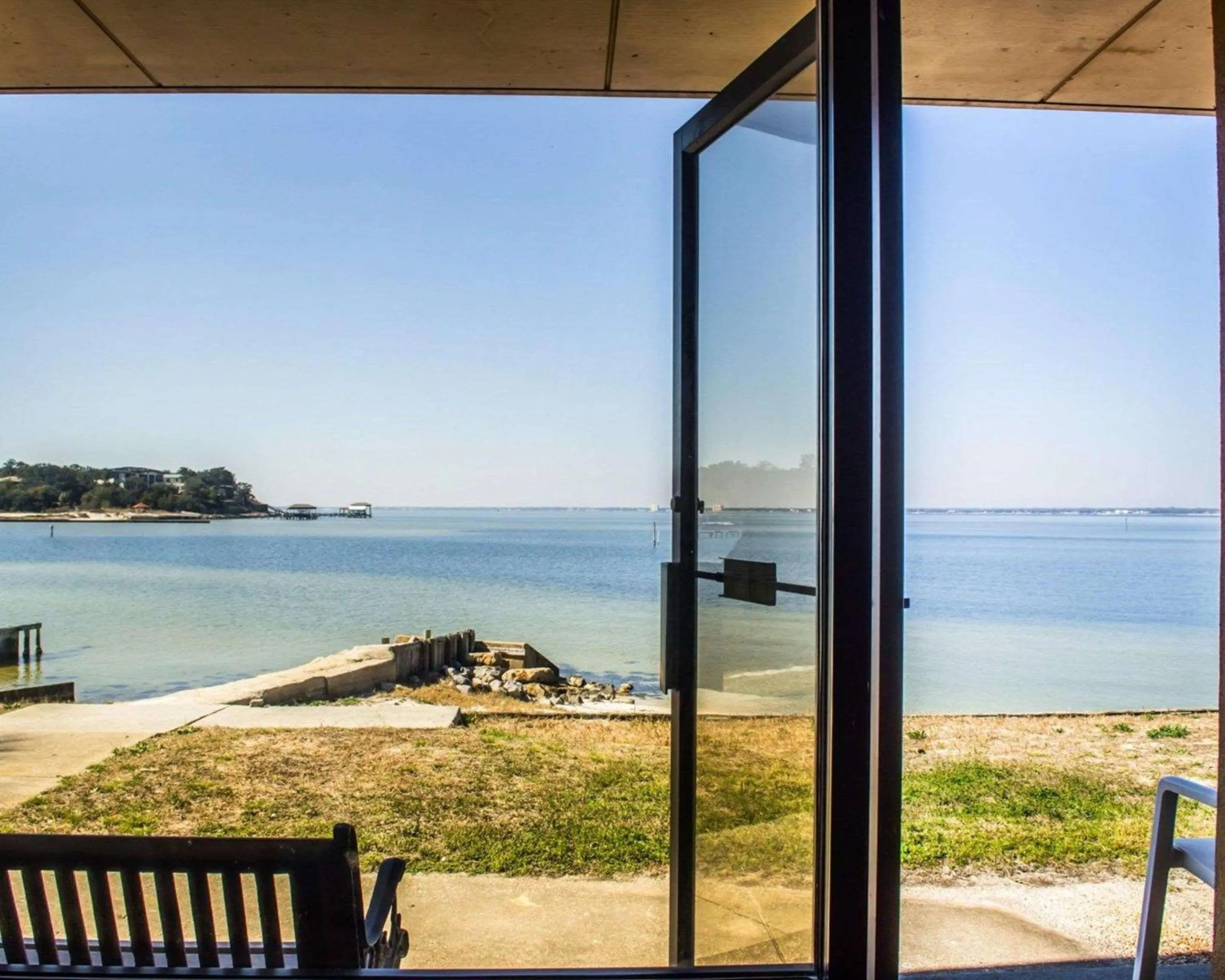 Bedroom in Quality Inn & Suites Gulf Breeze Bayside near Pensacola Beach