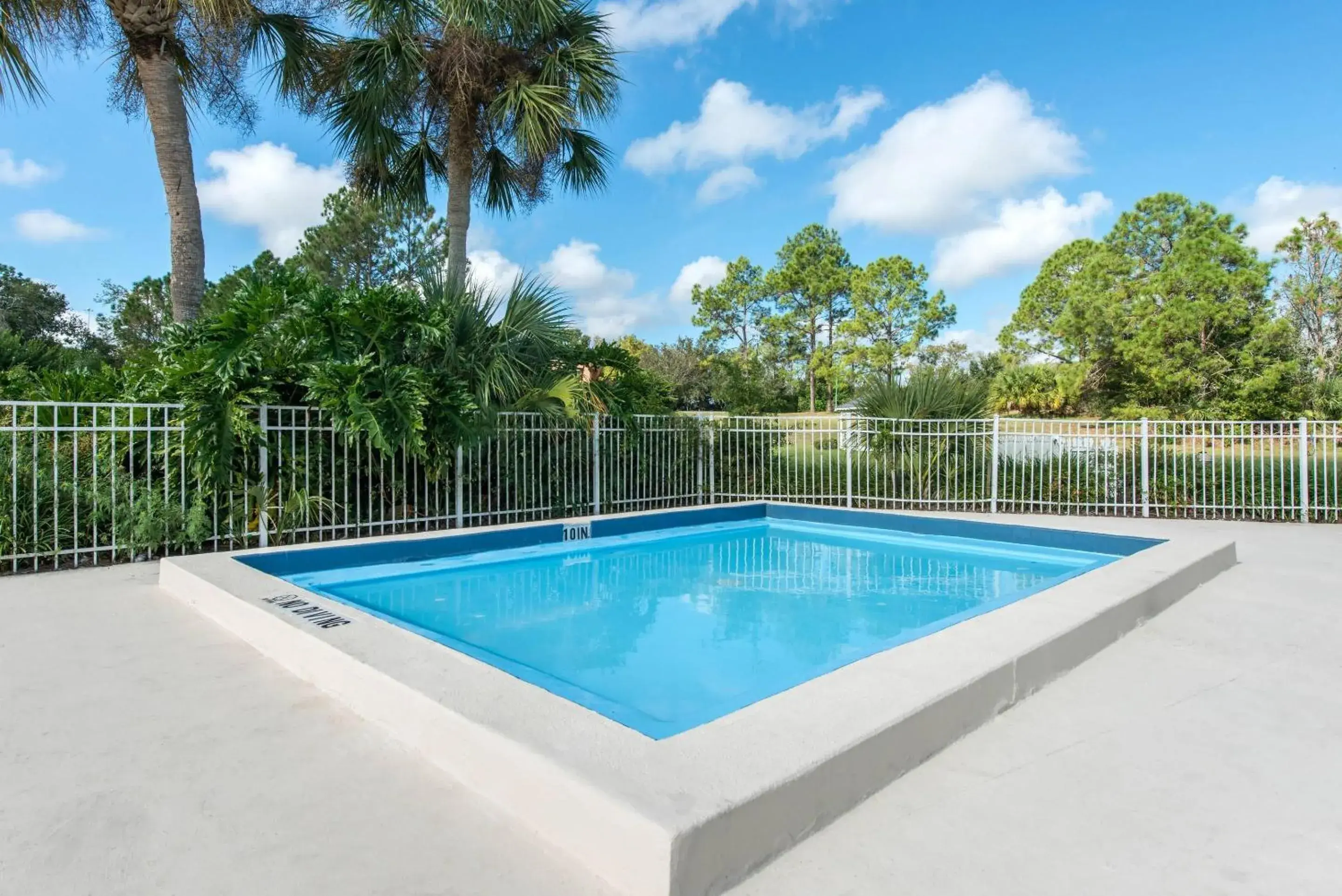 Swimming pool in Quality Inn & Suites Brooksville I-75-Dade City Swimming pool in Quality Inn & Suites Brooksville I-75-Dade City