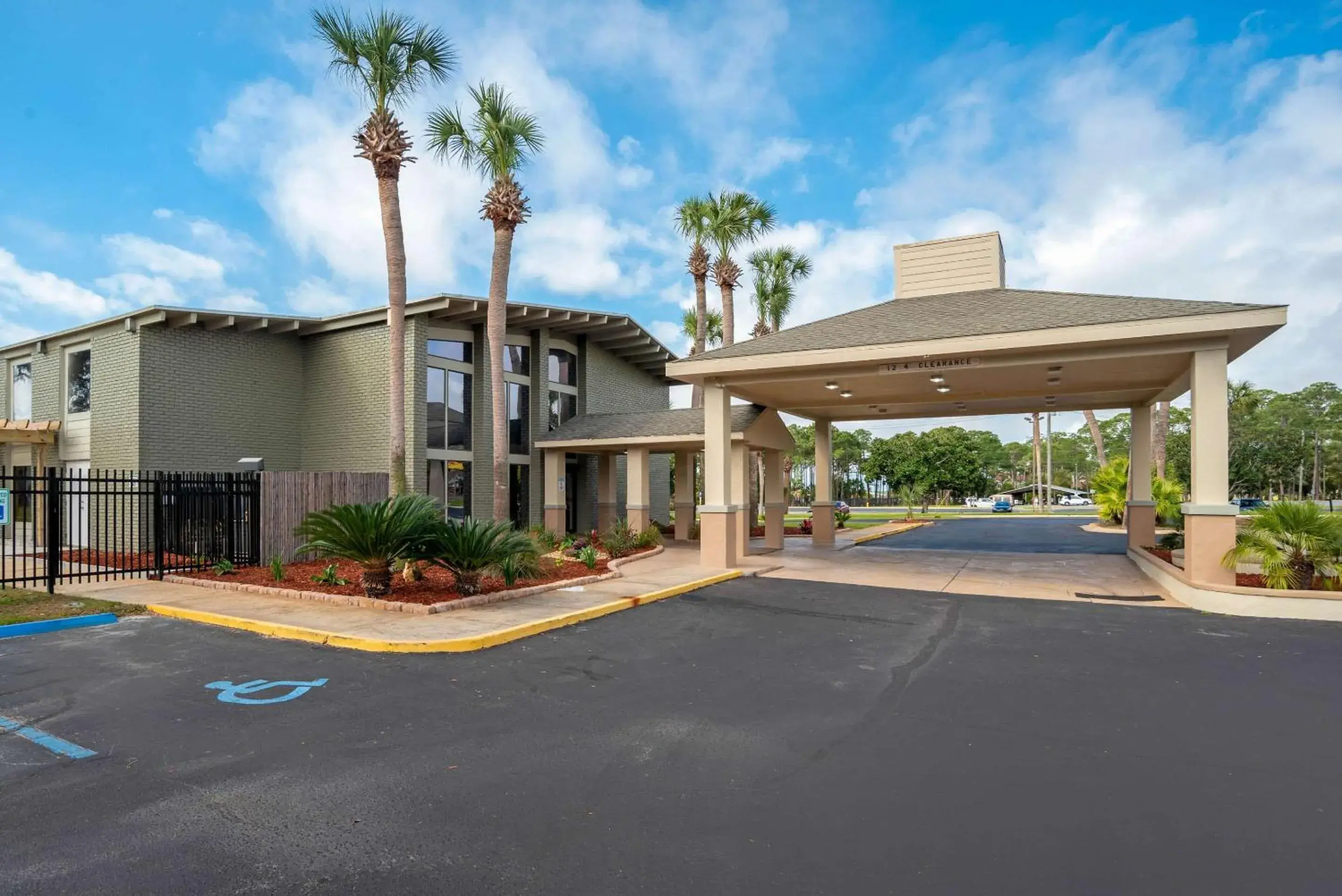 Property building in Quality Inn Fort Walton Beach - Destin West Property building in Quality Inn Fort Walton Beach - Destin West