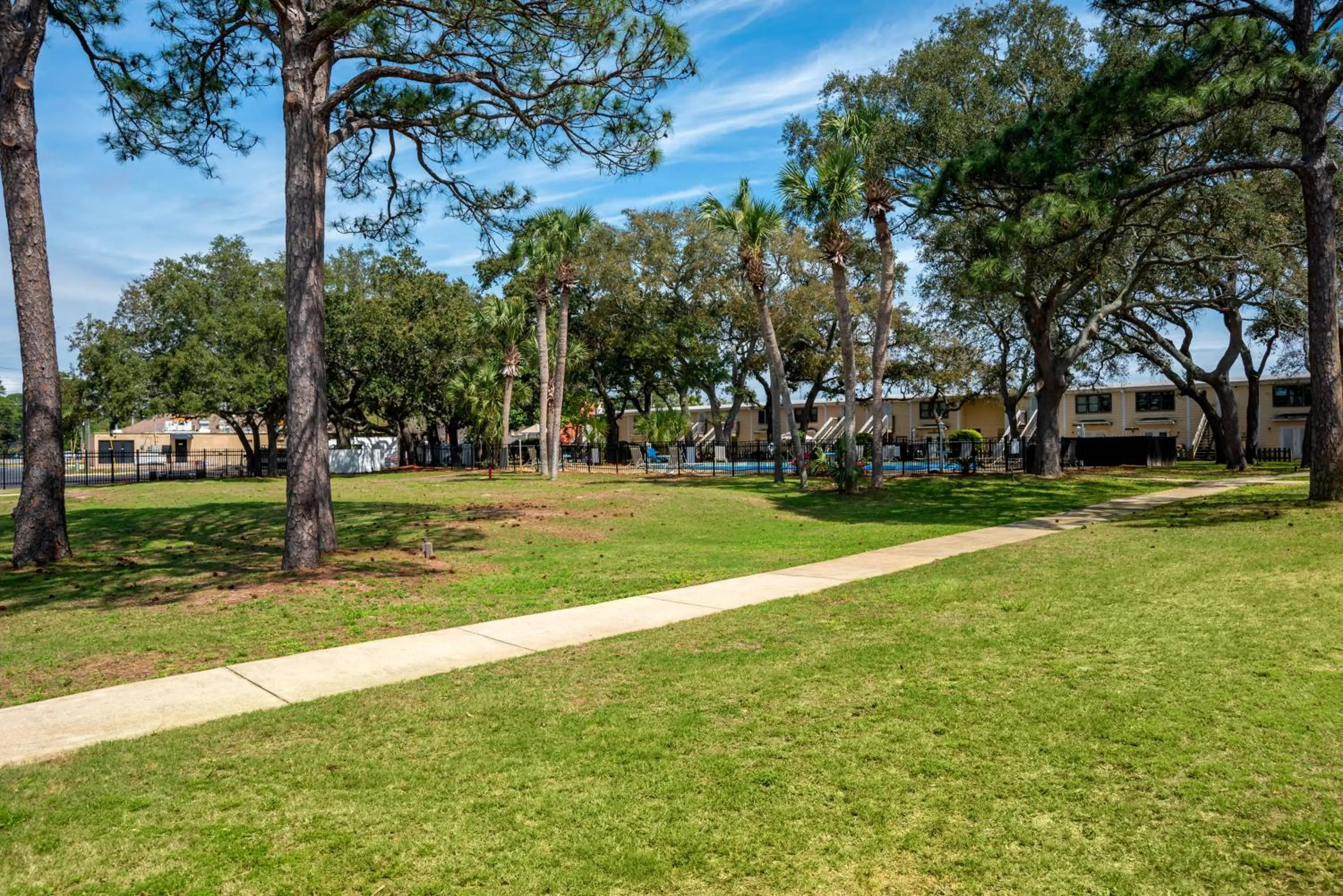 Inner courtyard view in Quality Inn Fort Walton Beach - Destin West