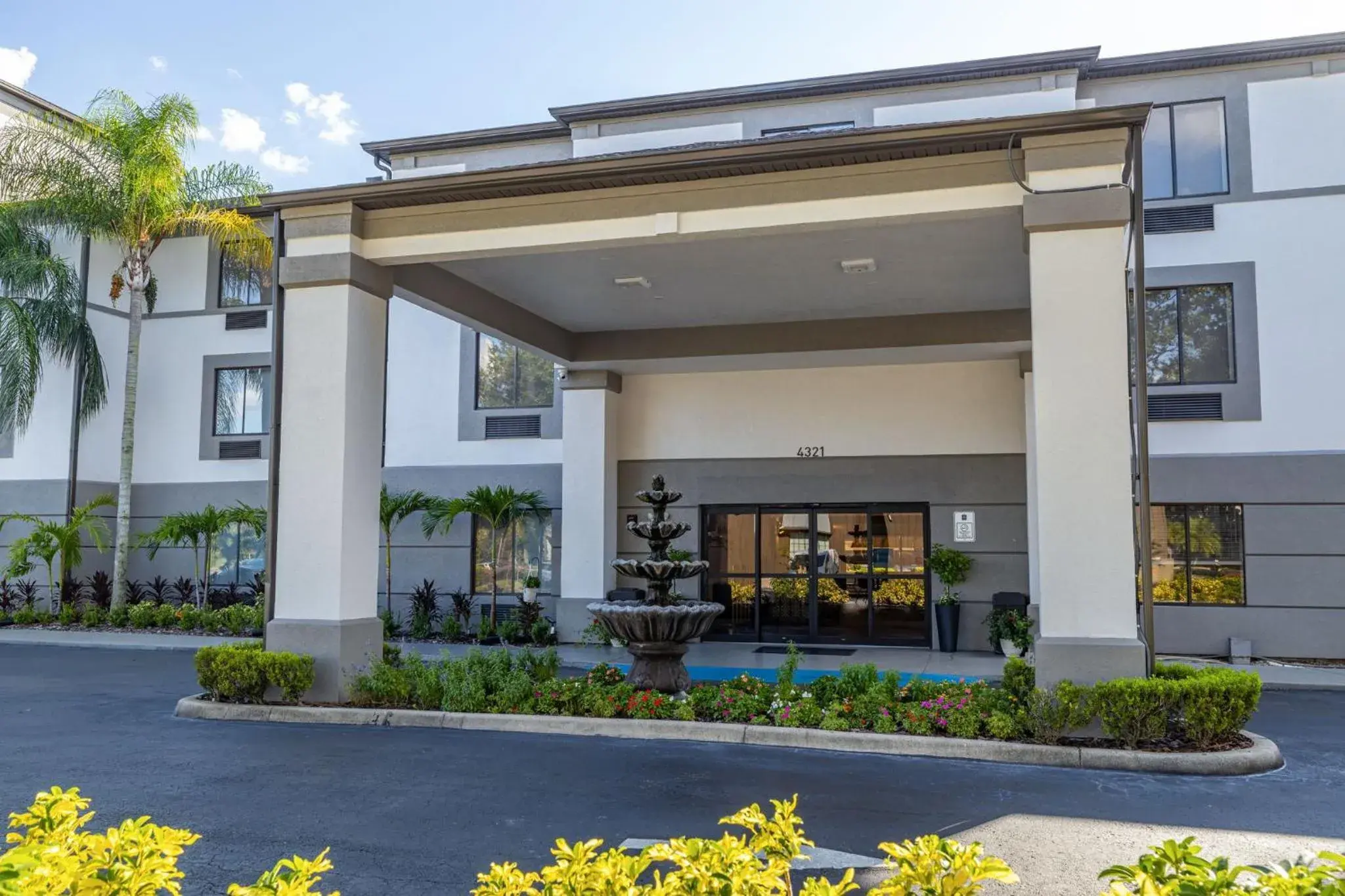 Property building in Clarion Pointe Lakeland I-4 Property building in Clarion Pointe Lakeland I-4