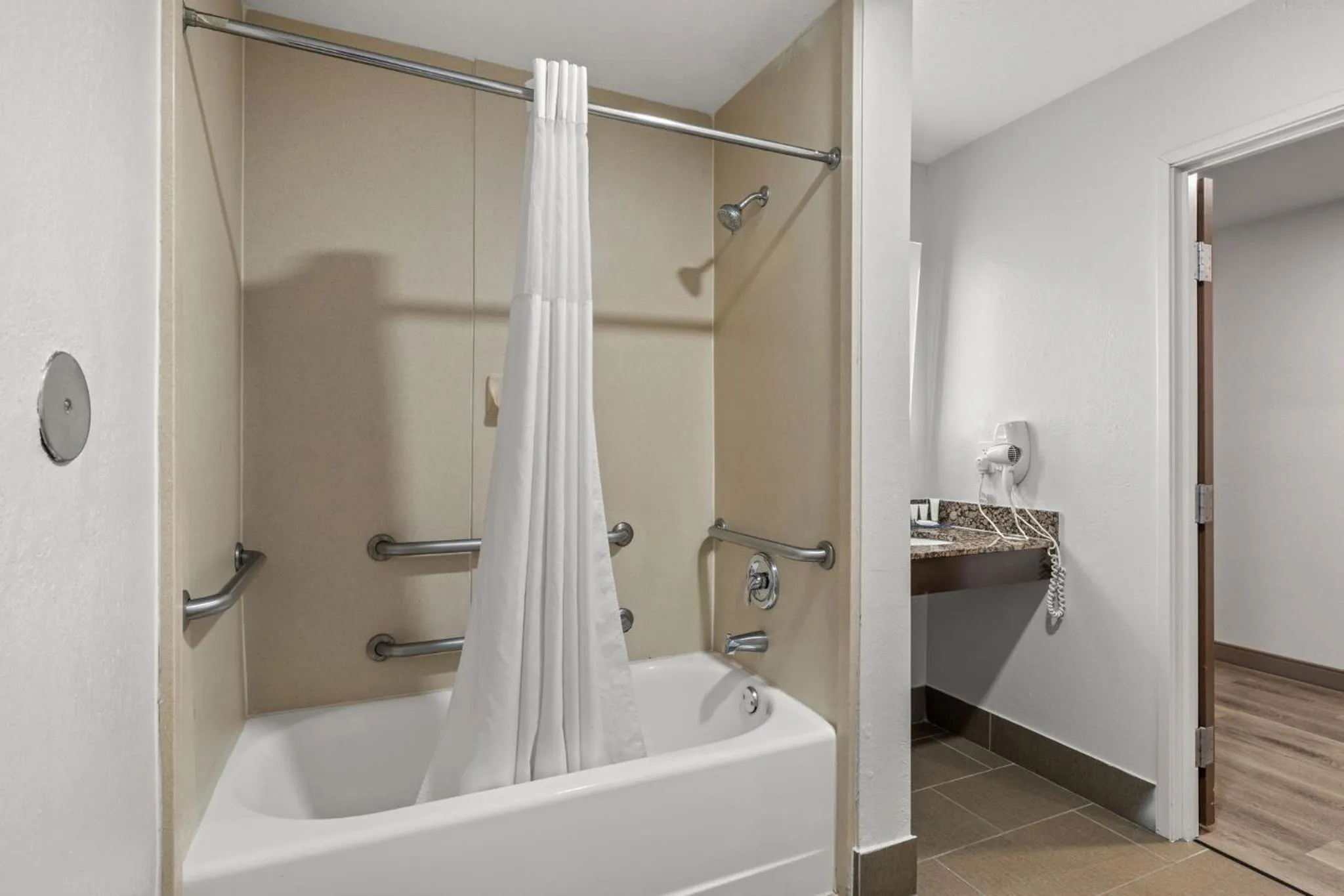 Bath in Clarion Pointe Lakeland I-4