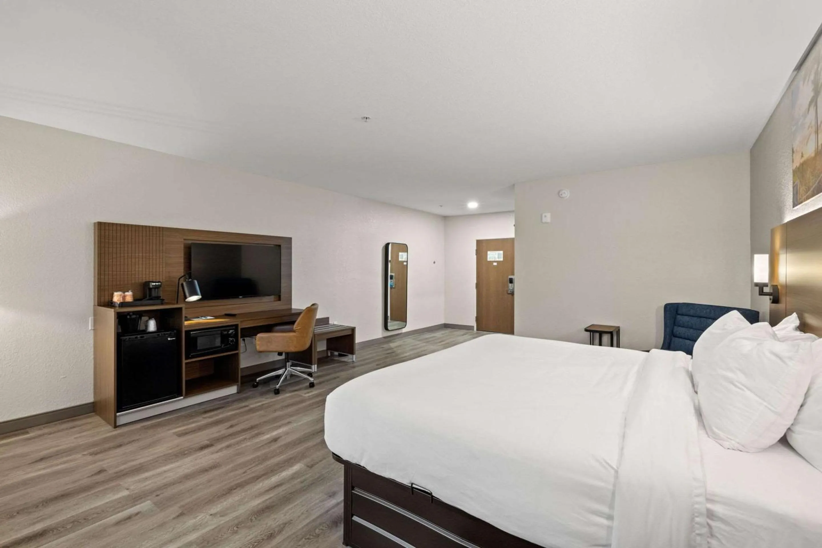 Bedroom, Bed in Clarion Pointe Lakeland I-4