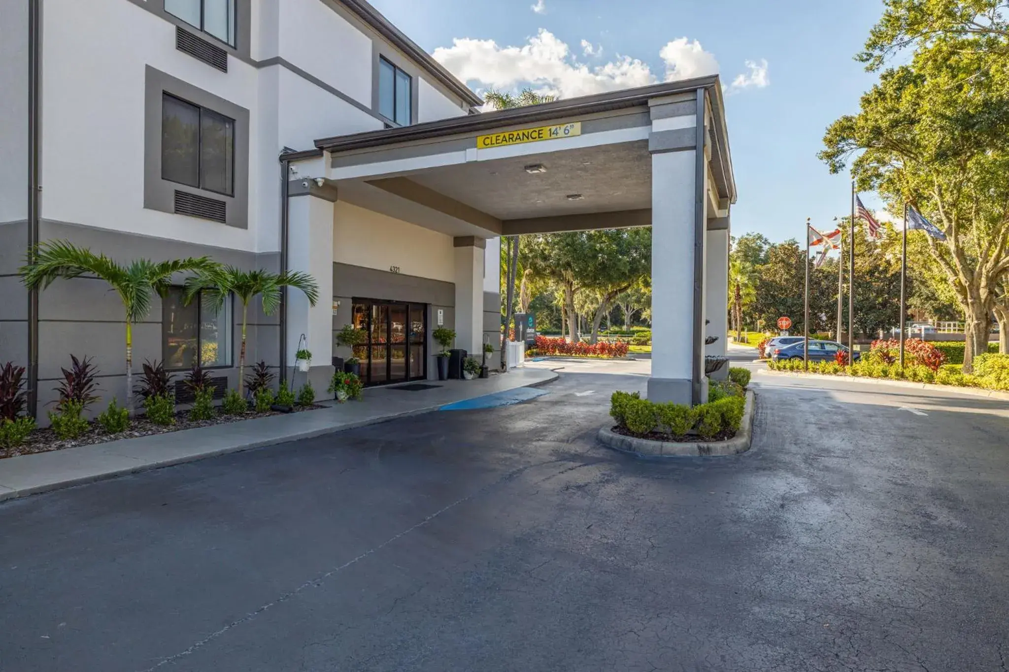 Property building in Clarion Pointe Lakeland I-4 Property building in Clarion Pointe Lakeland I-4