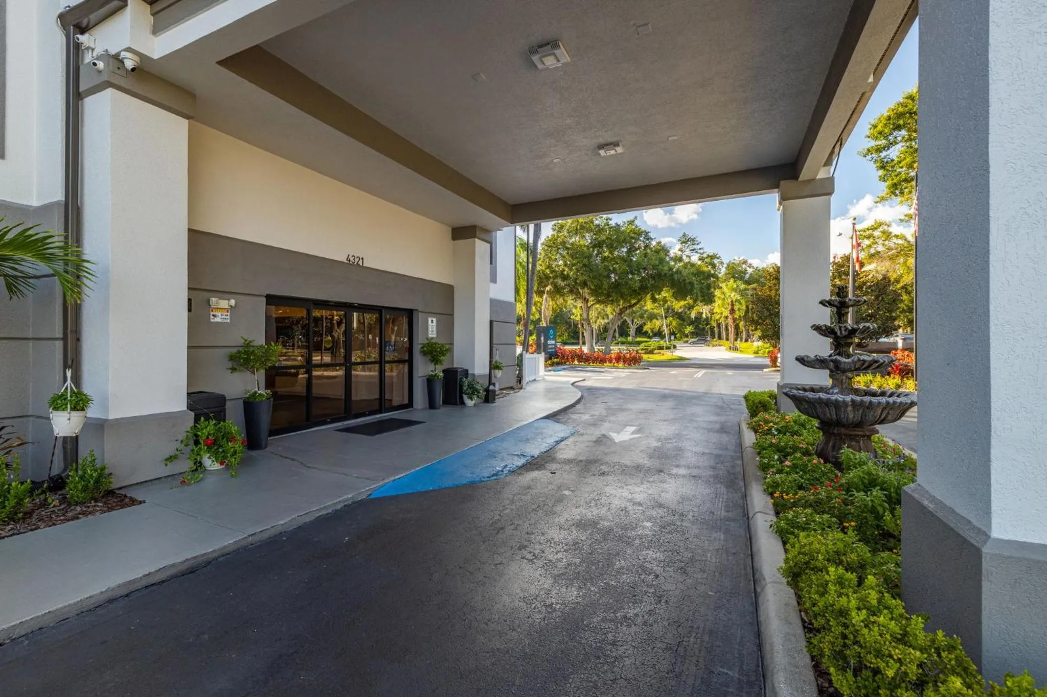 Property building in Clarion Pointe Lakeland I-4