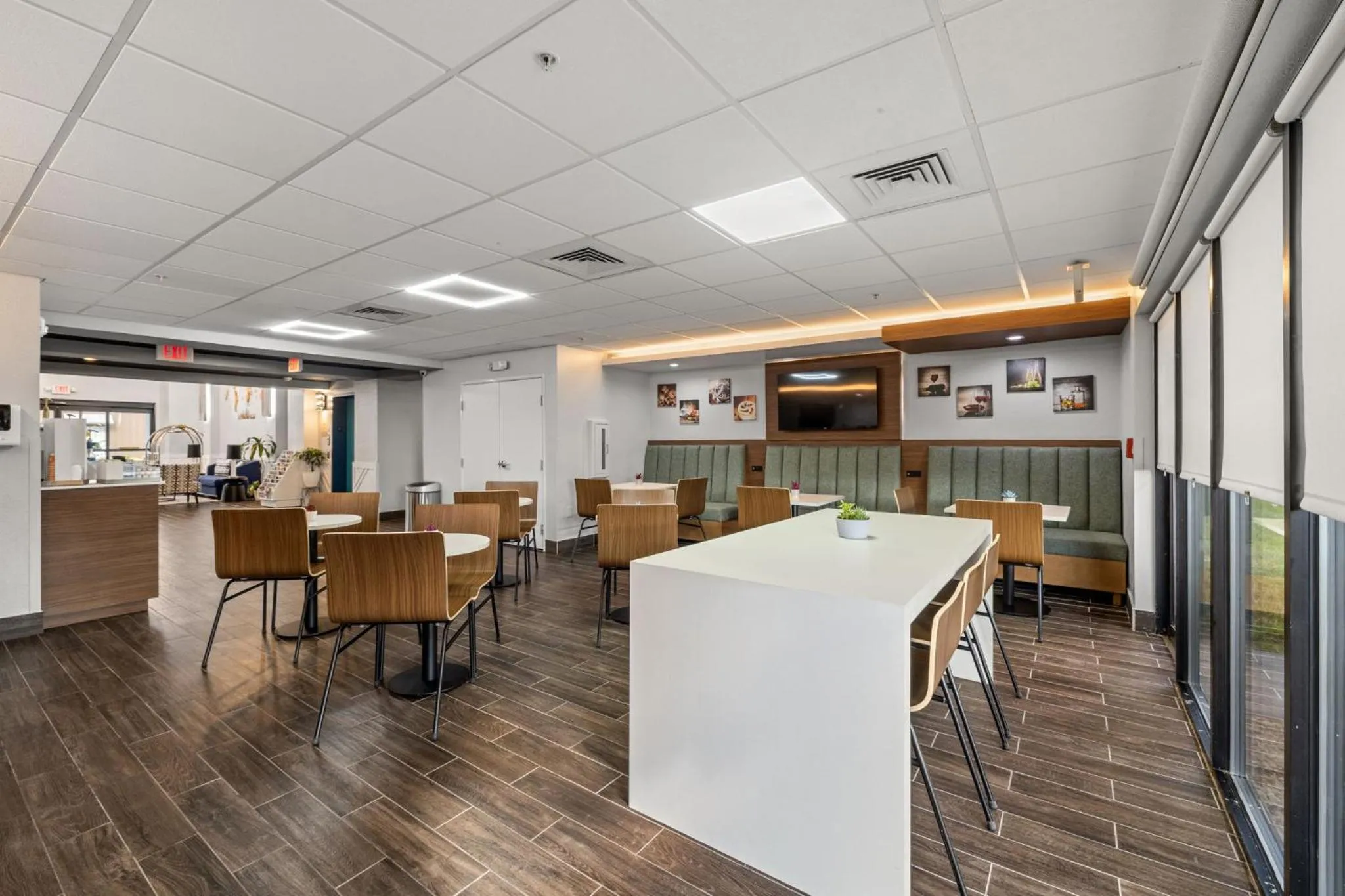 Dining area in Clarion Pointe Lakeland I-4