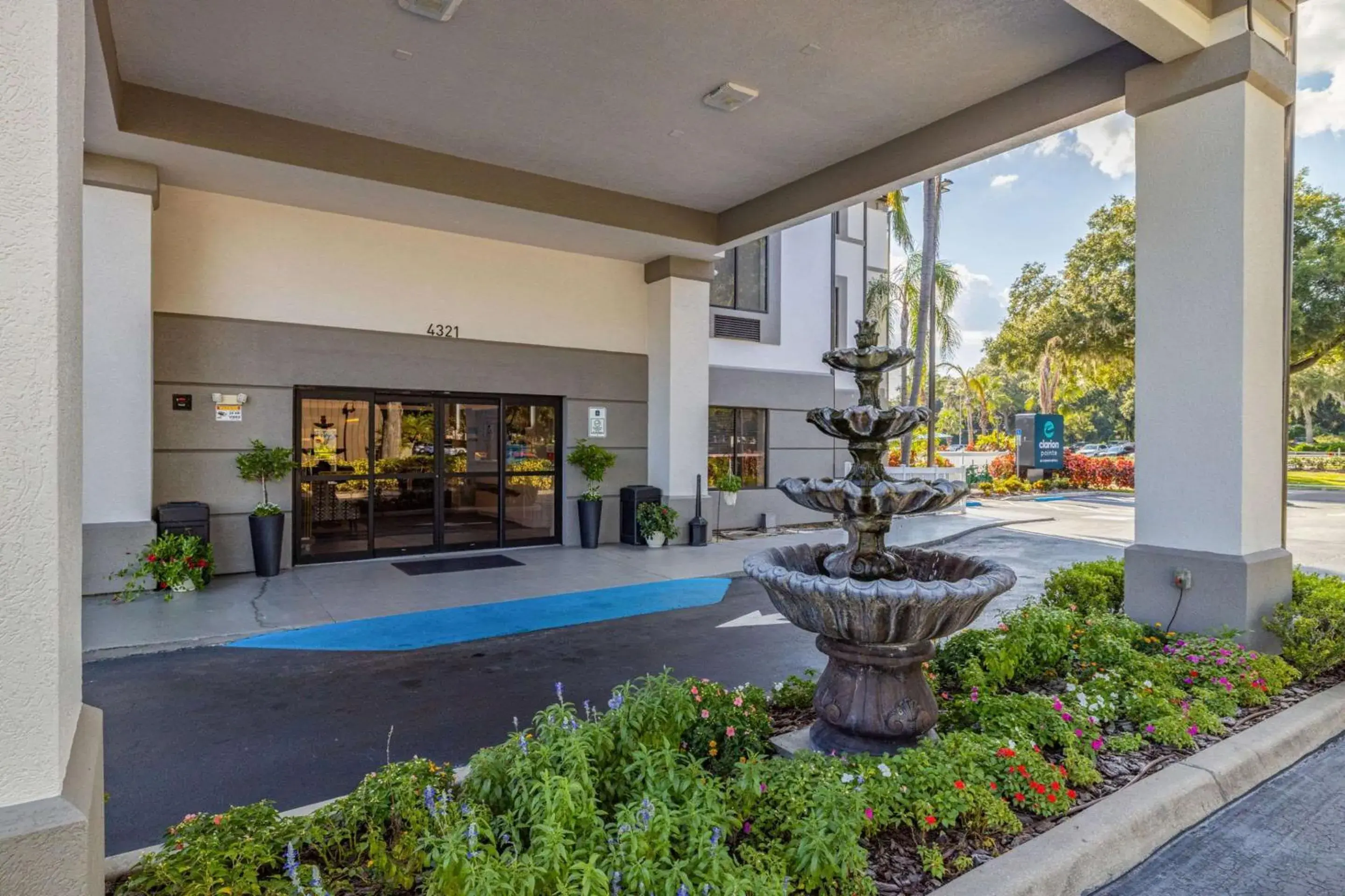 Property building in Clarion Pointe Lakeland I-4 Property building in Clarion Pointe Lakeland I-4