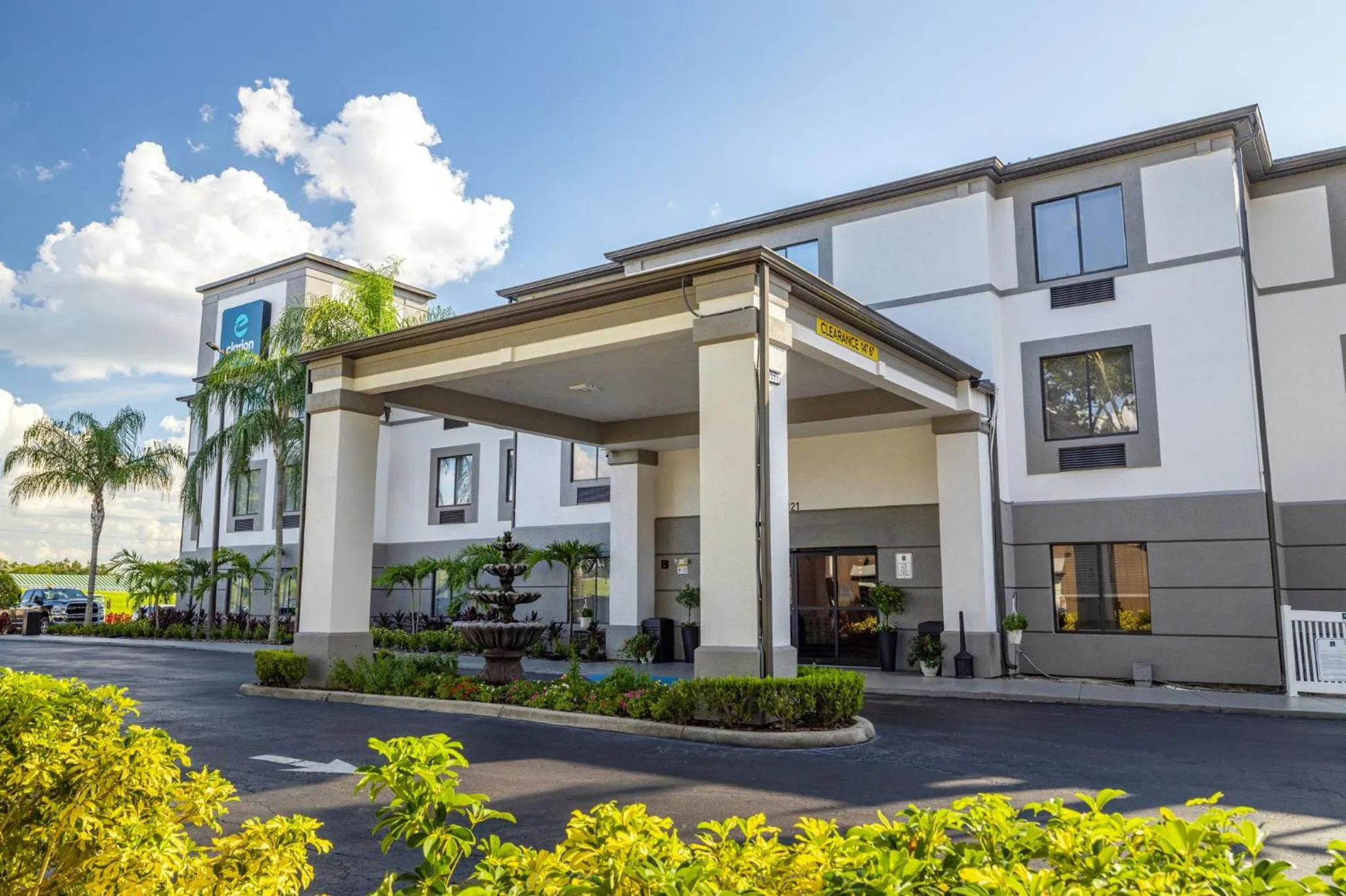 Property building in Clarion Pointe Lakeland I-4