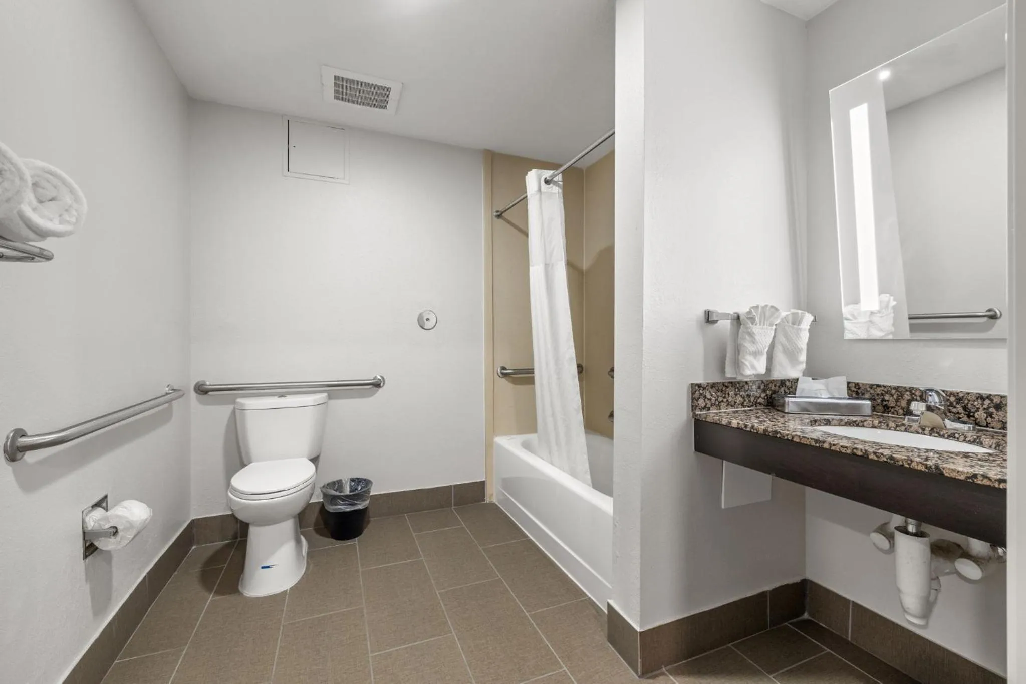 Toilet in Clarion Pointe Lakeland I-4