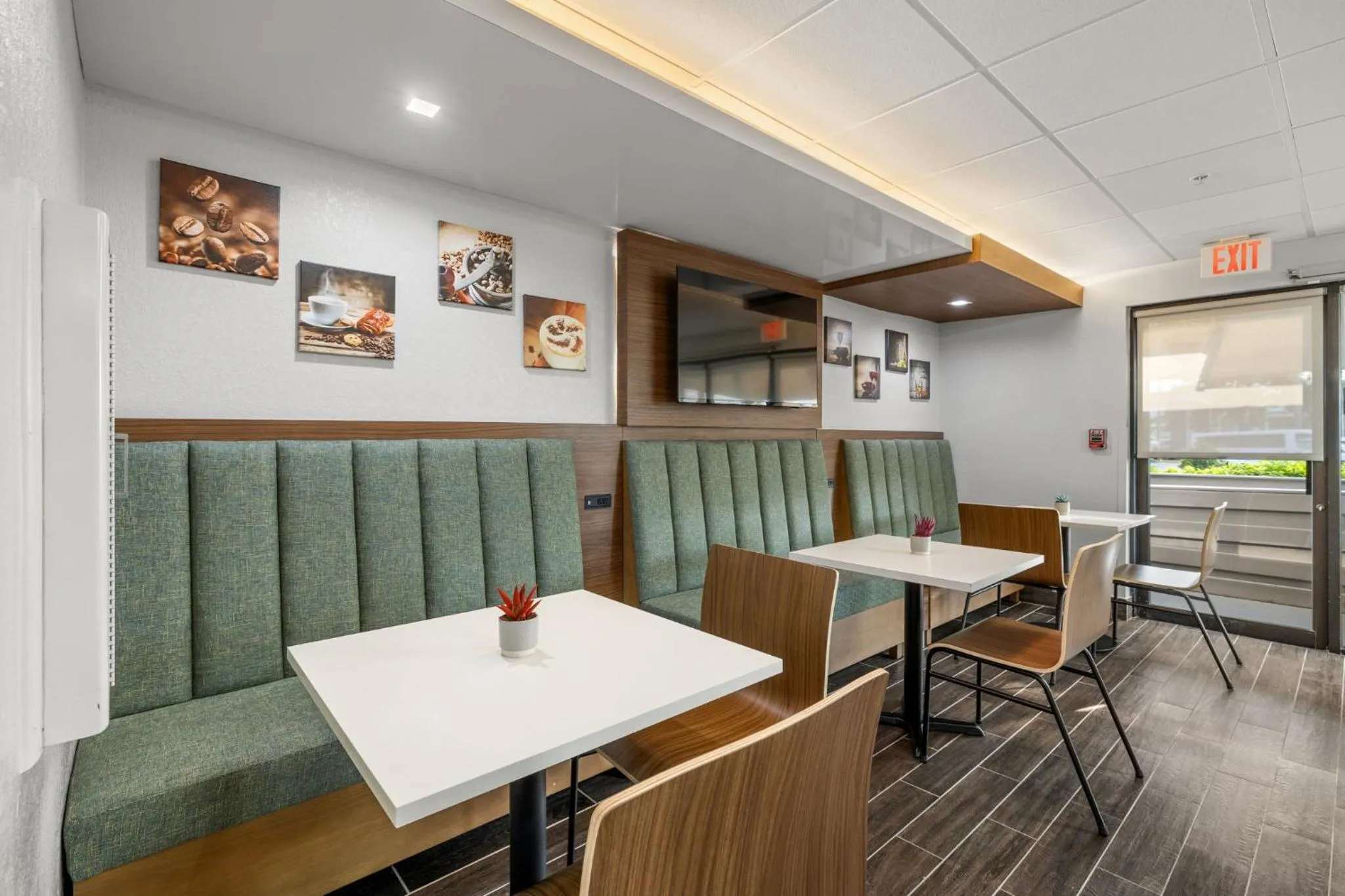 Seating area in Clarion Pointe Lakeland I-4