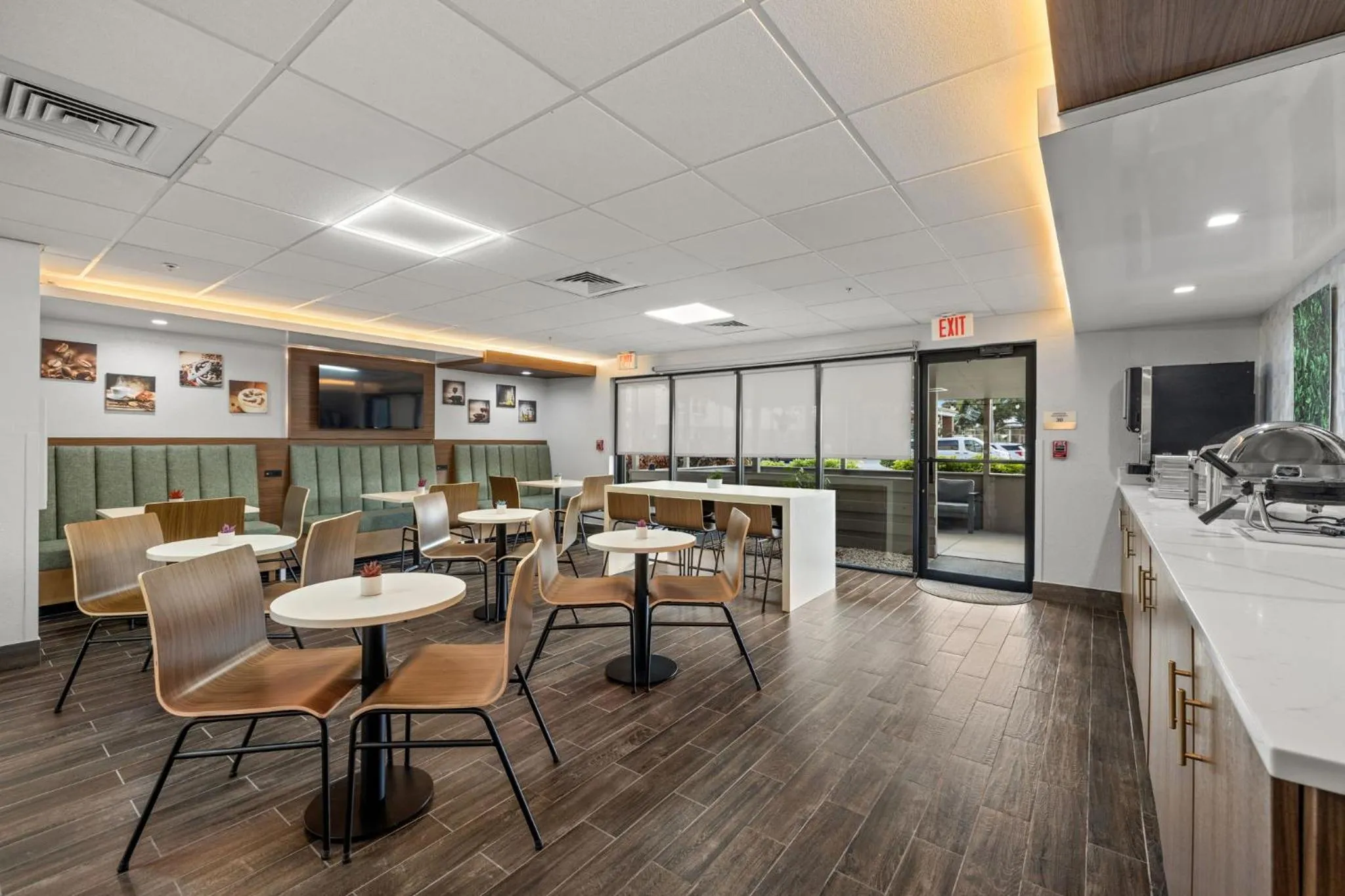 Dining area in Clarion Pointe Lakeland I-4