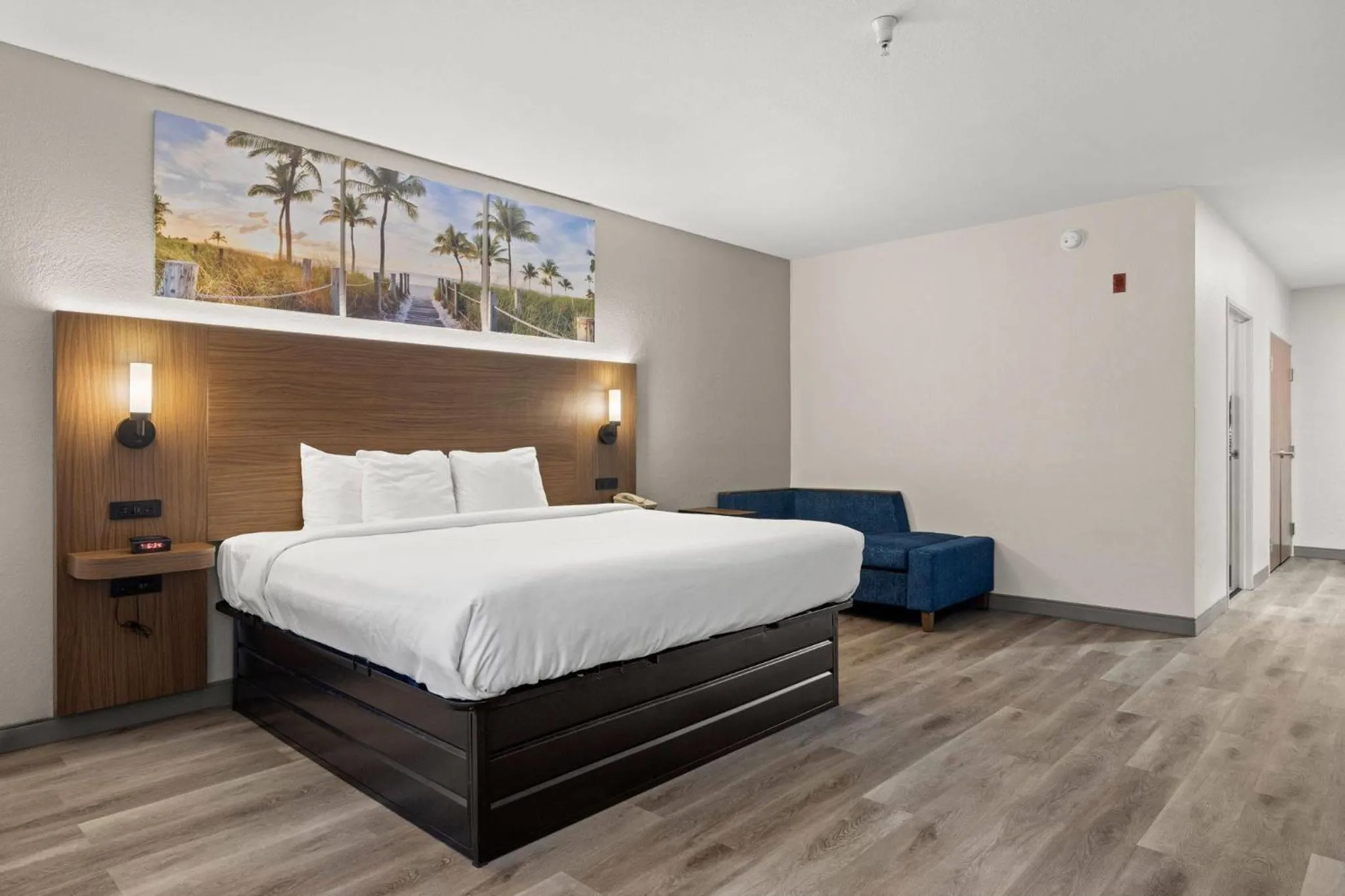 Bedroom, Bed in Clarion Pointe Lakeland I-4