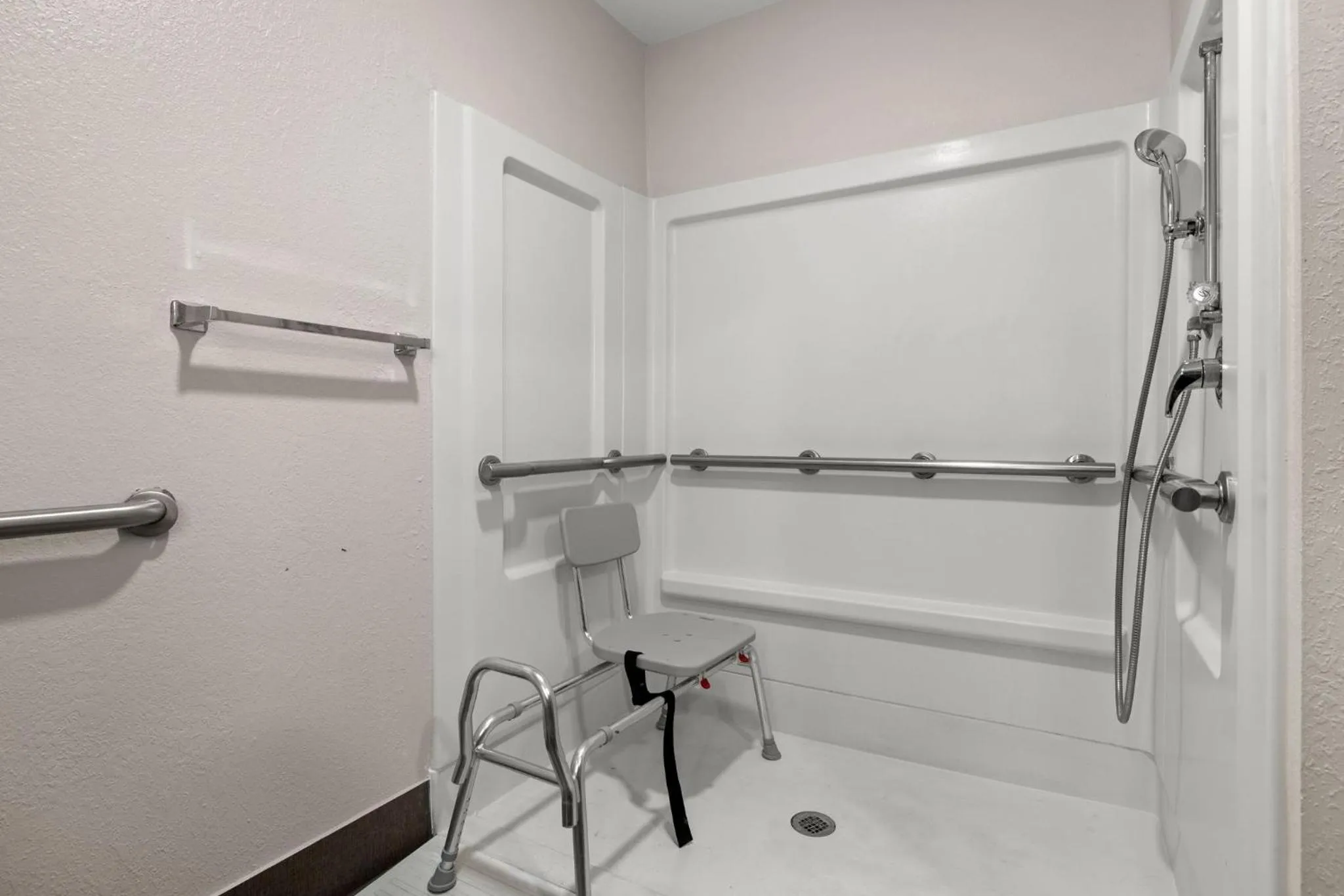 Bathroom in Clarion Pointe Lakeland I-4