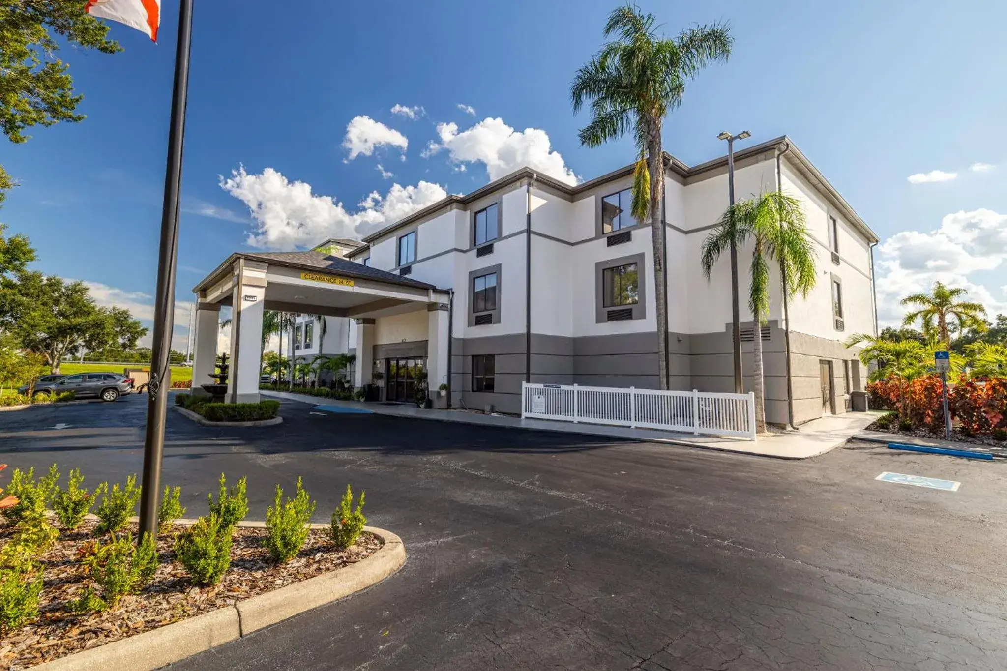 Property building in Clarion Pointe Lakeland I-4 Property building in Clarion Pointe Lakeland I-4