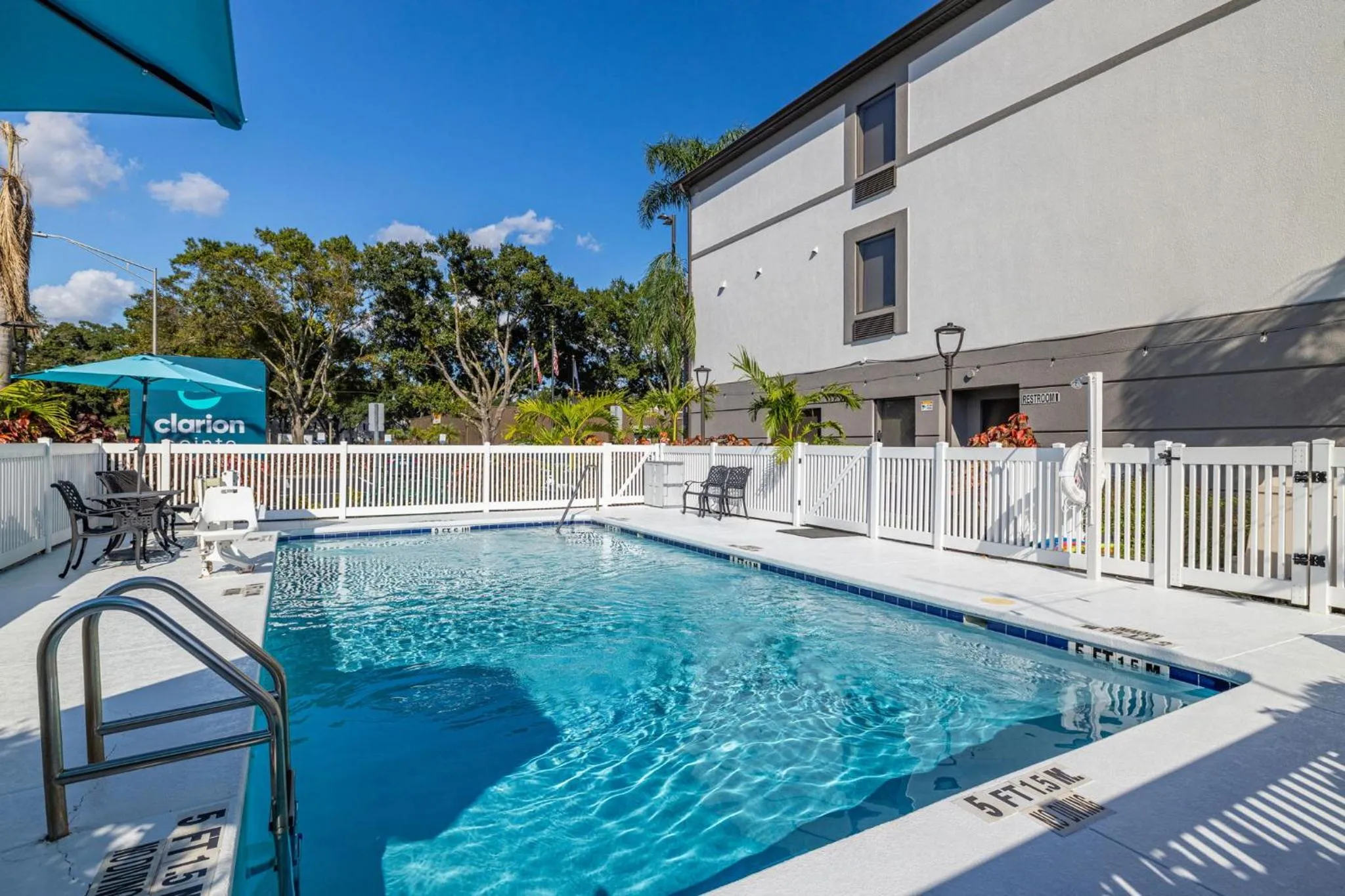 Swimming pool in Clarion Pointe Lakeland I-4