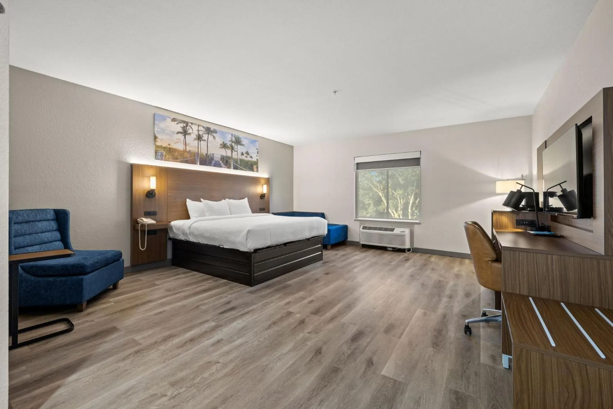 Bed in Clarion Pointe Lakeland I-4