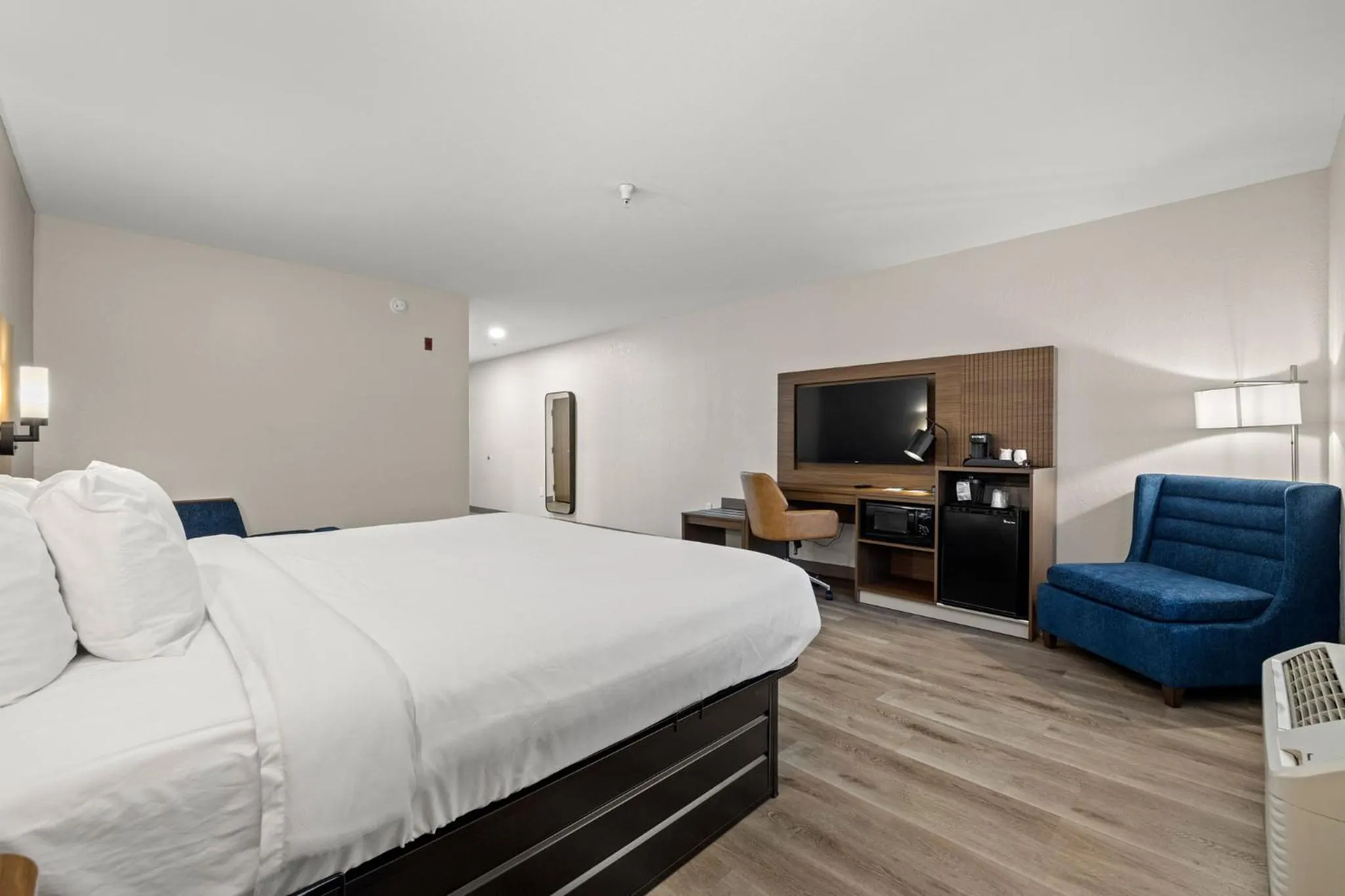 Bedroom, Bed in Clarion Pointe Lakeland I-4