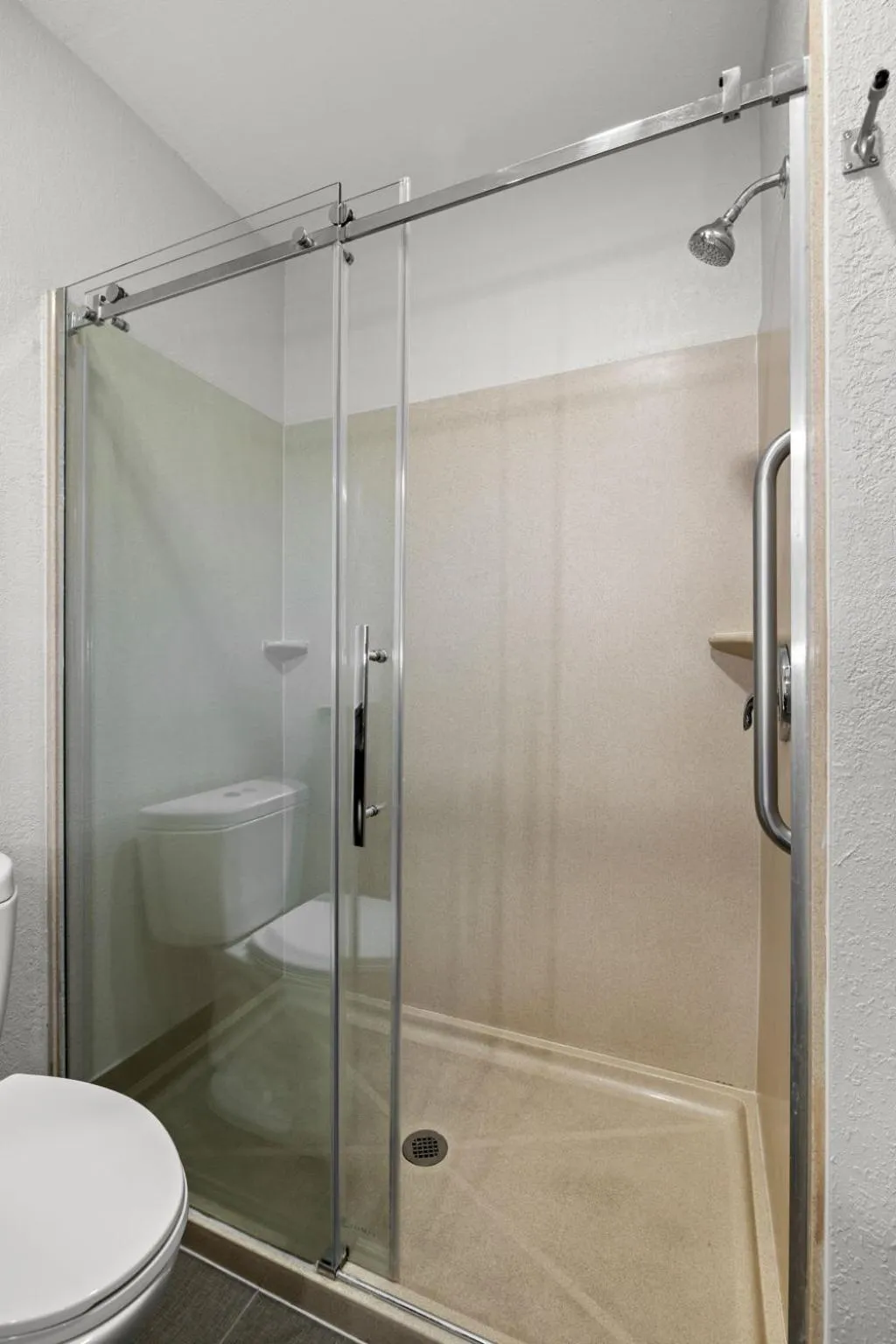 Shower in Clarion Pointe Lakeland I-4