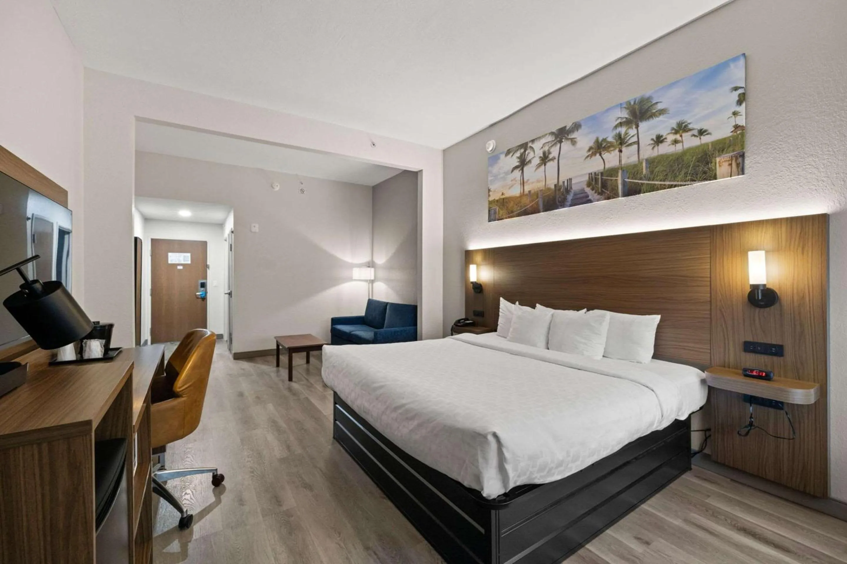 Bedroom, Bed in Clarion Pointe Lakeland I-4