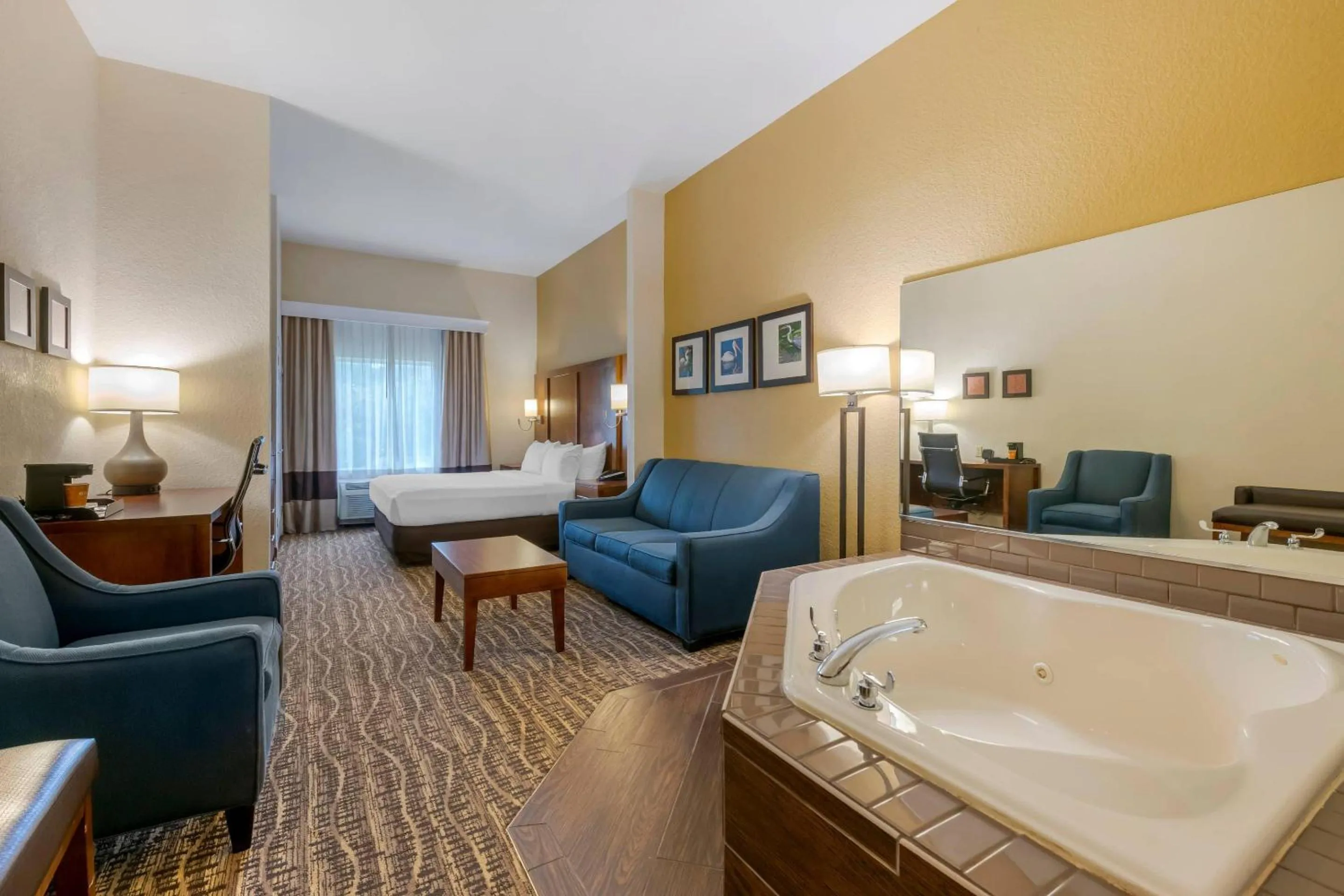 Bedroom, Bed in Comfort Suites Lady Lake - The Villages