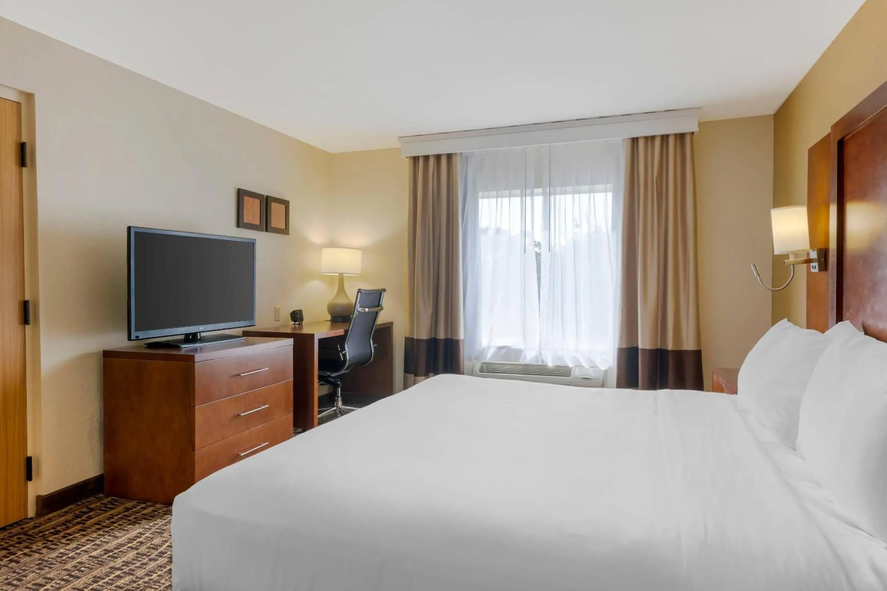 Bedroom, Bed in Comfort Suites Lady Lake - The Villages