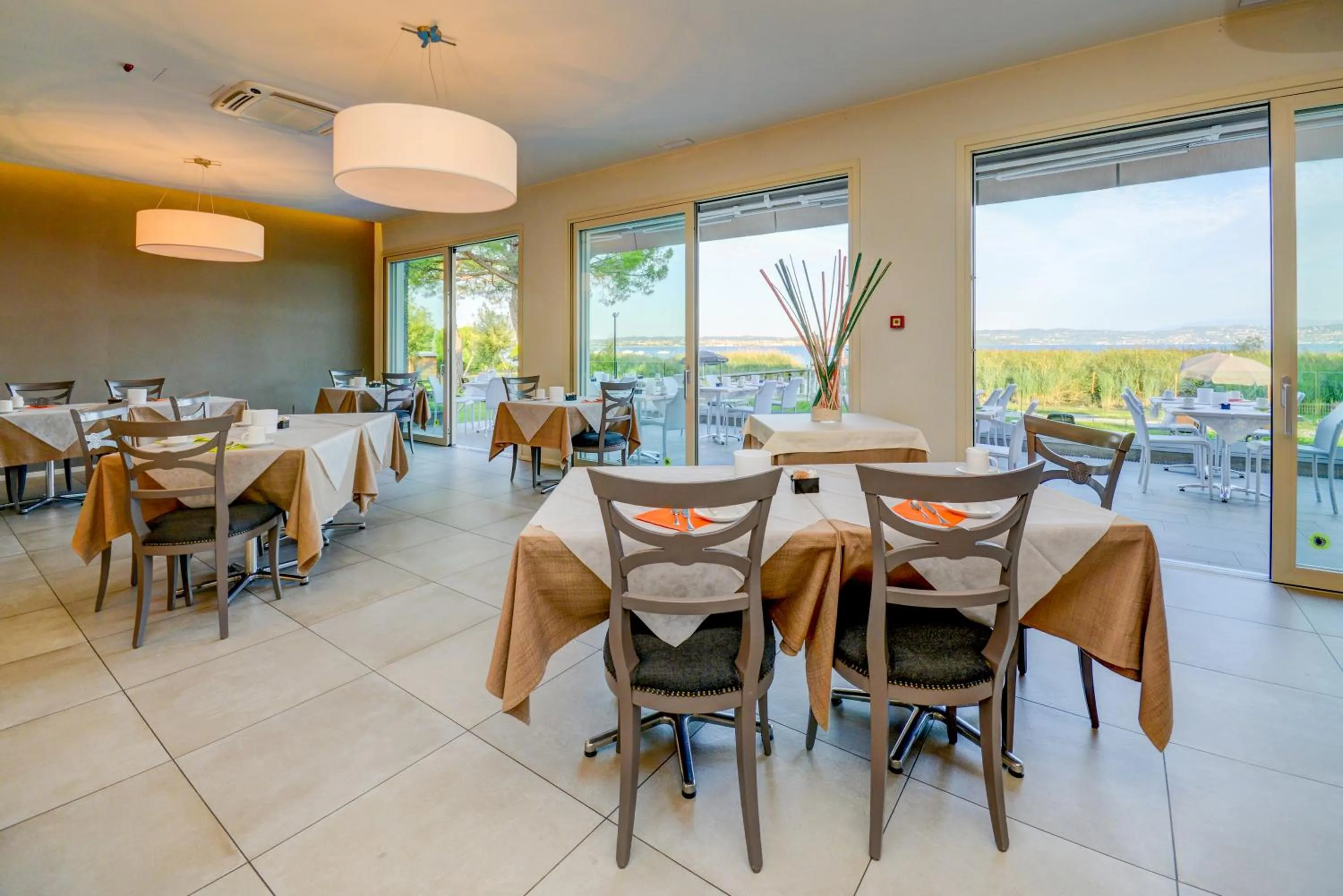 Restaurant/places to eat in Hotel Miramar