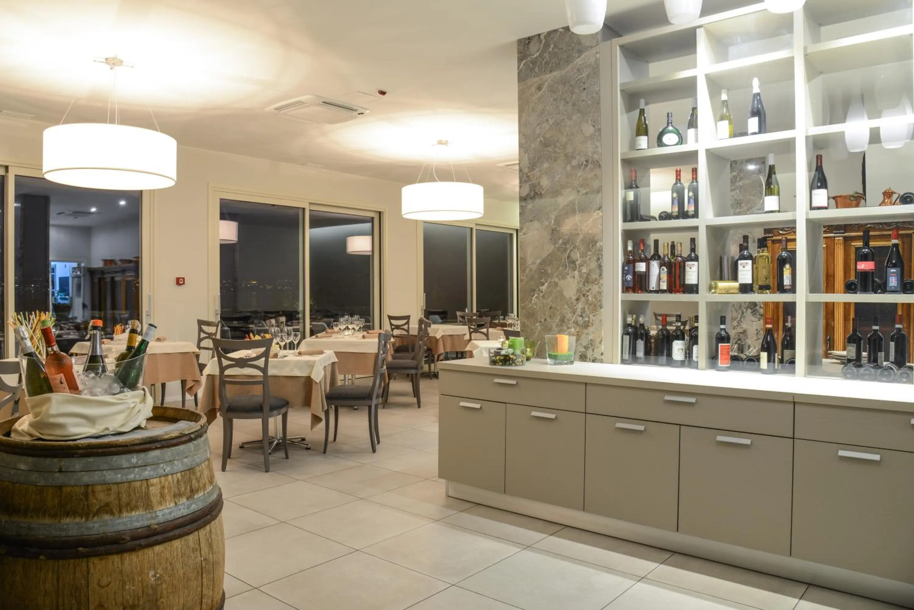 Restaurant/places to eat in Hotel Miramar