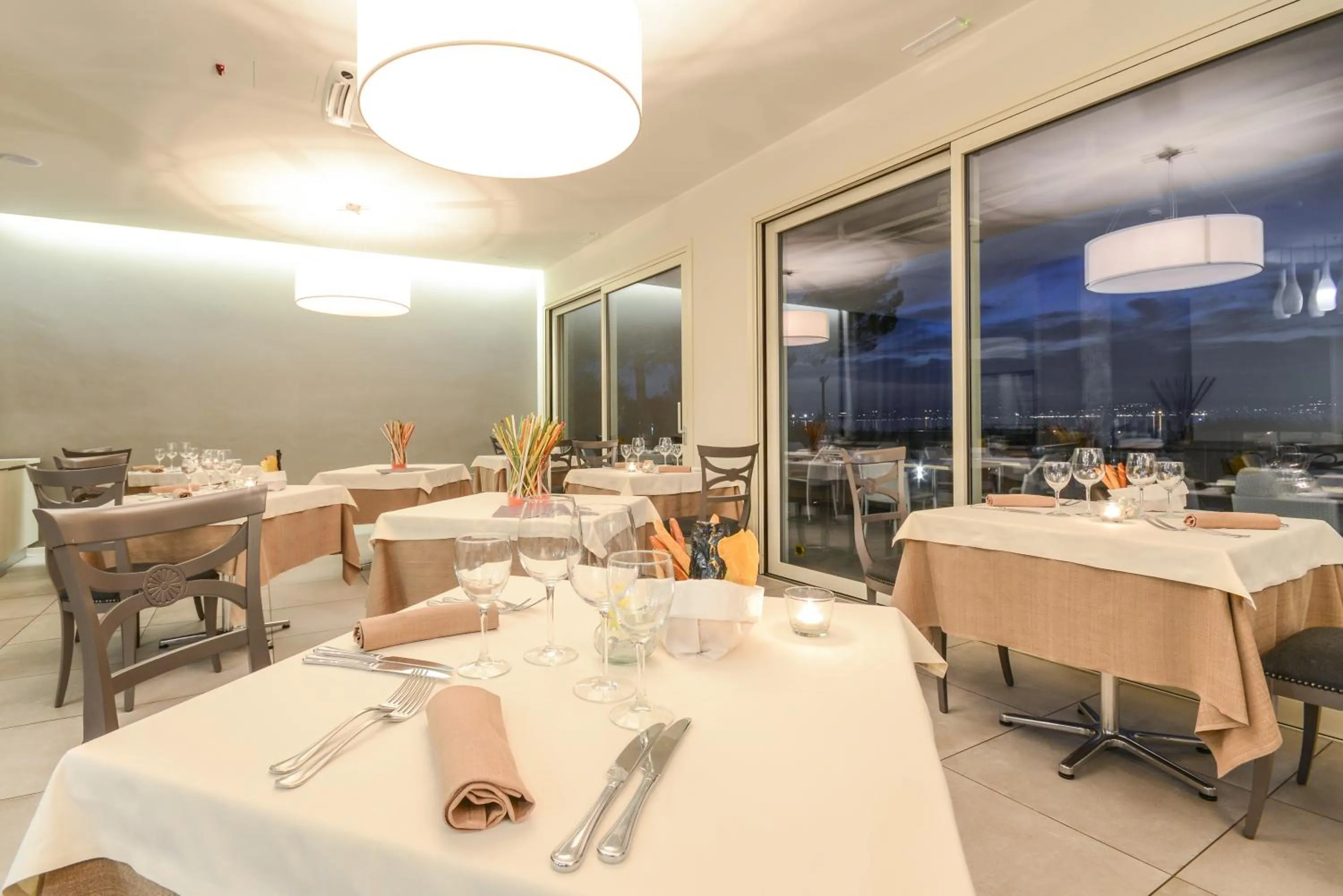 Restaurant/places to eat in Hotel Miramar