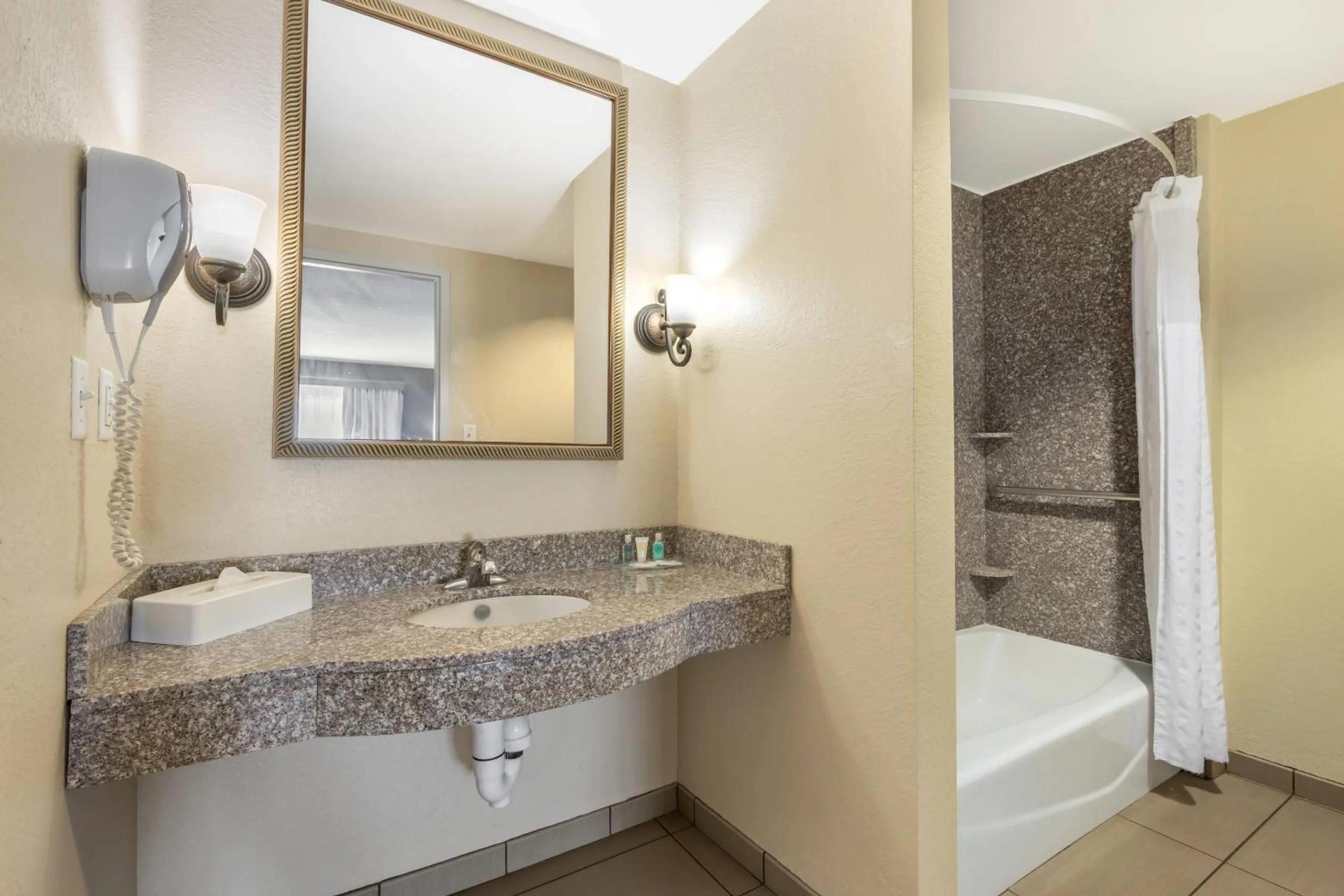 Bedroom in Comfort Suites Ocala North