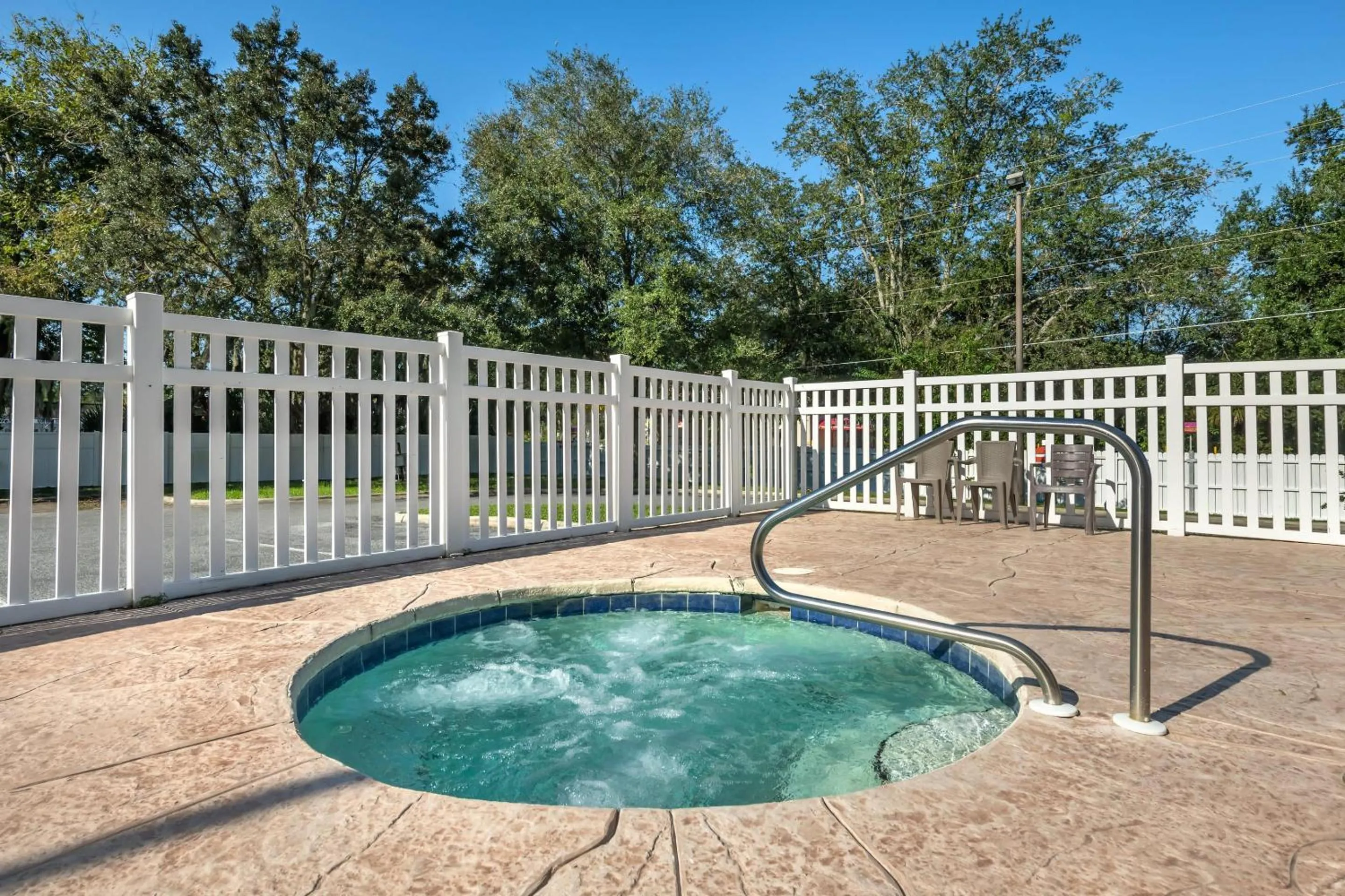 Swimming pool in Comfort Suites Ocala North
