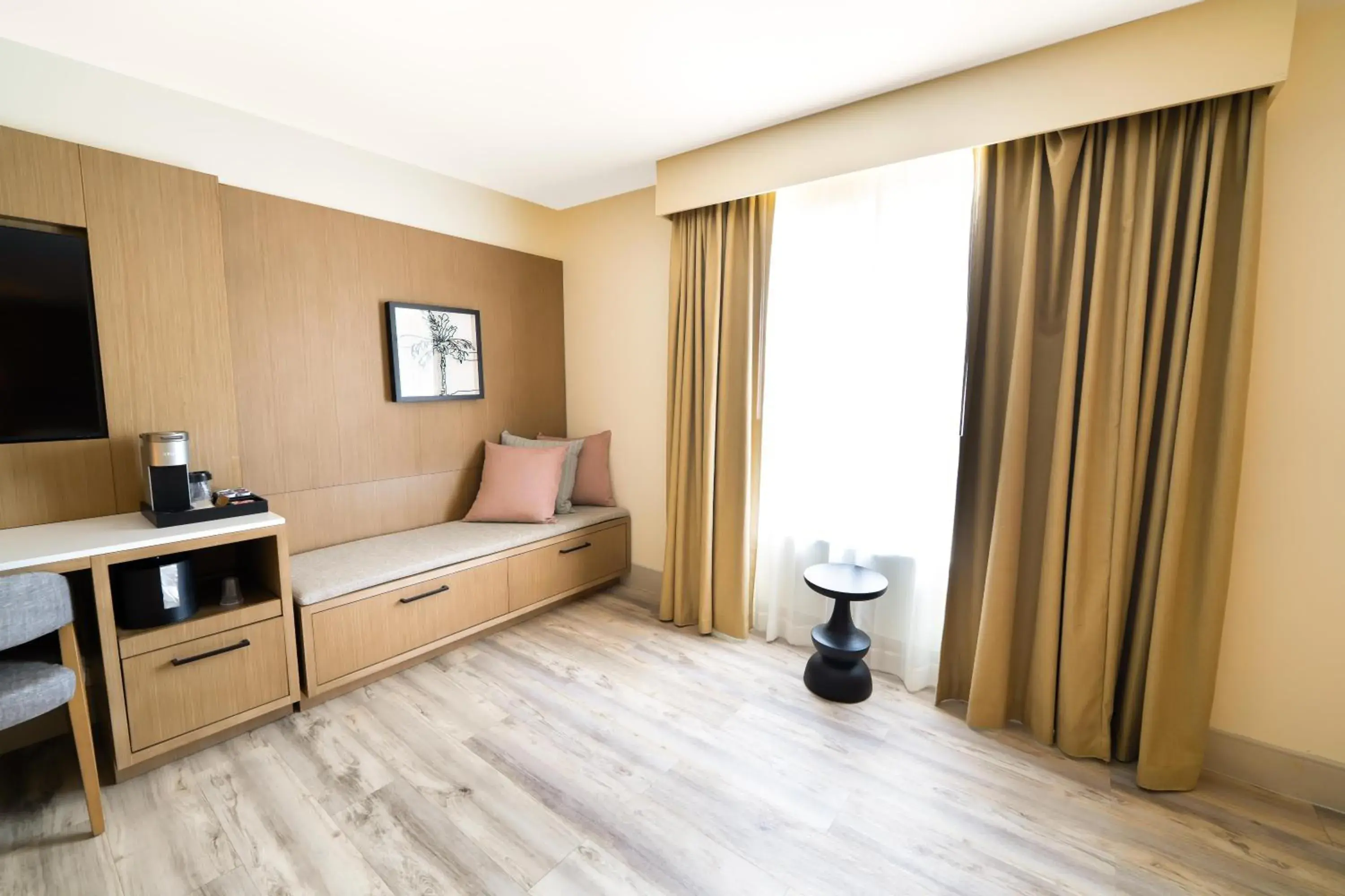 Living room, Bed in Castillo Real St Augustine Beach,Tapestry Collection Hilton Living room, Bed in Castillo Real St Augustine Beach,Tapestry Collection Hilton