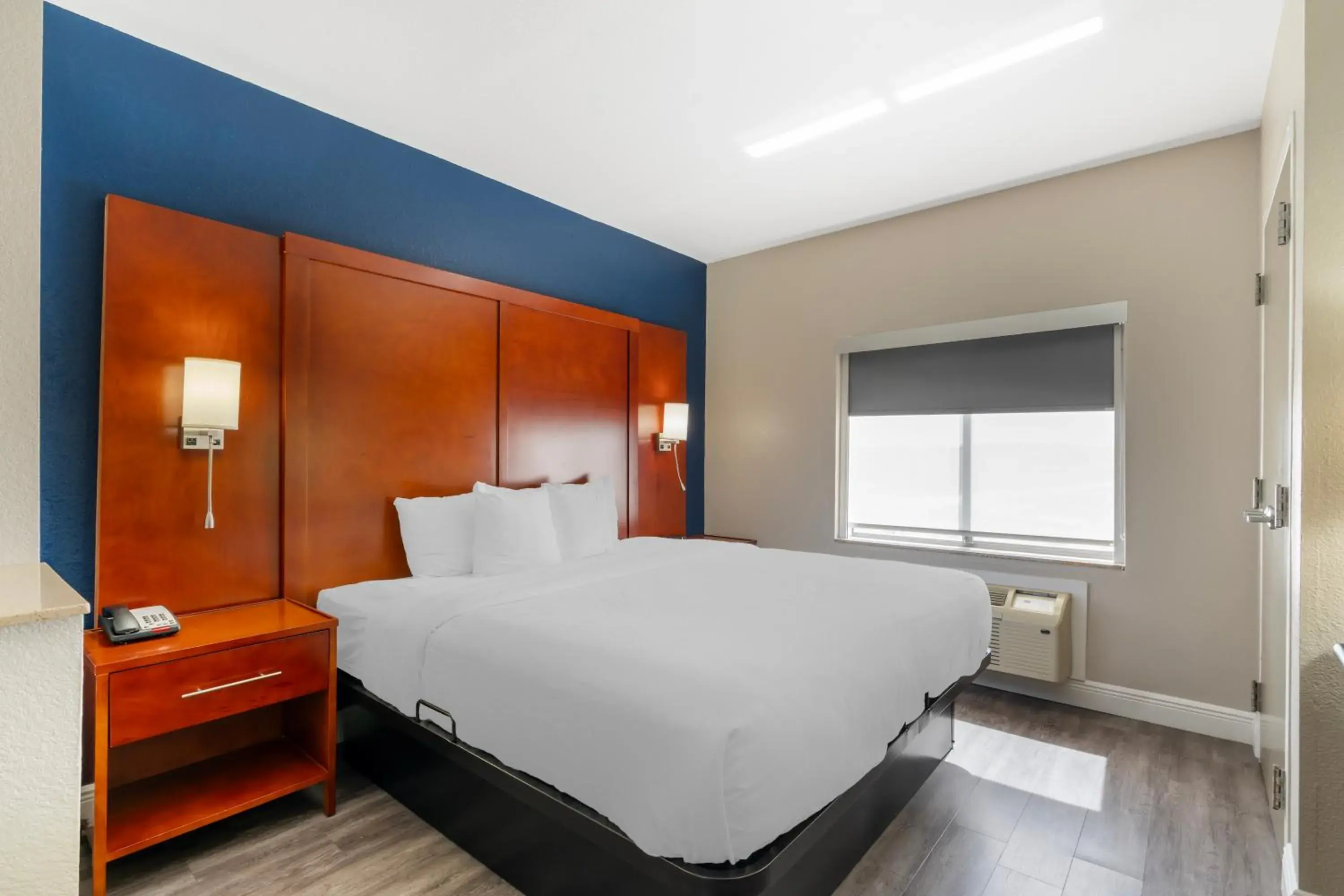 Bedroom, Bed in Comfort Suites West Jacksonville Bedroom, Bed in Comfort Suites West Jacksonville