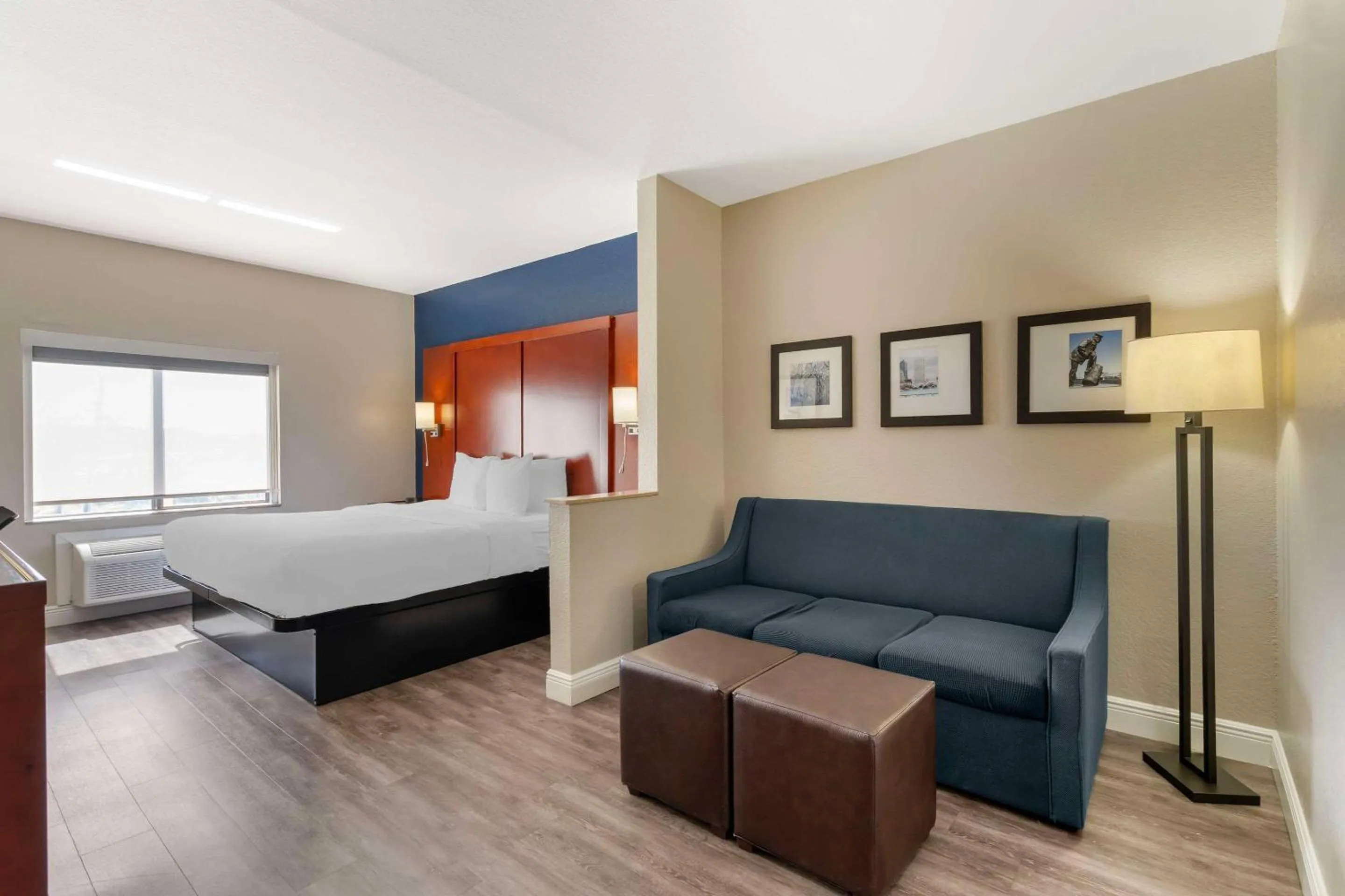 Bedroom, Bed in Comfort Suites West Jacksonville