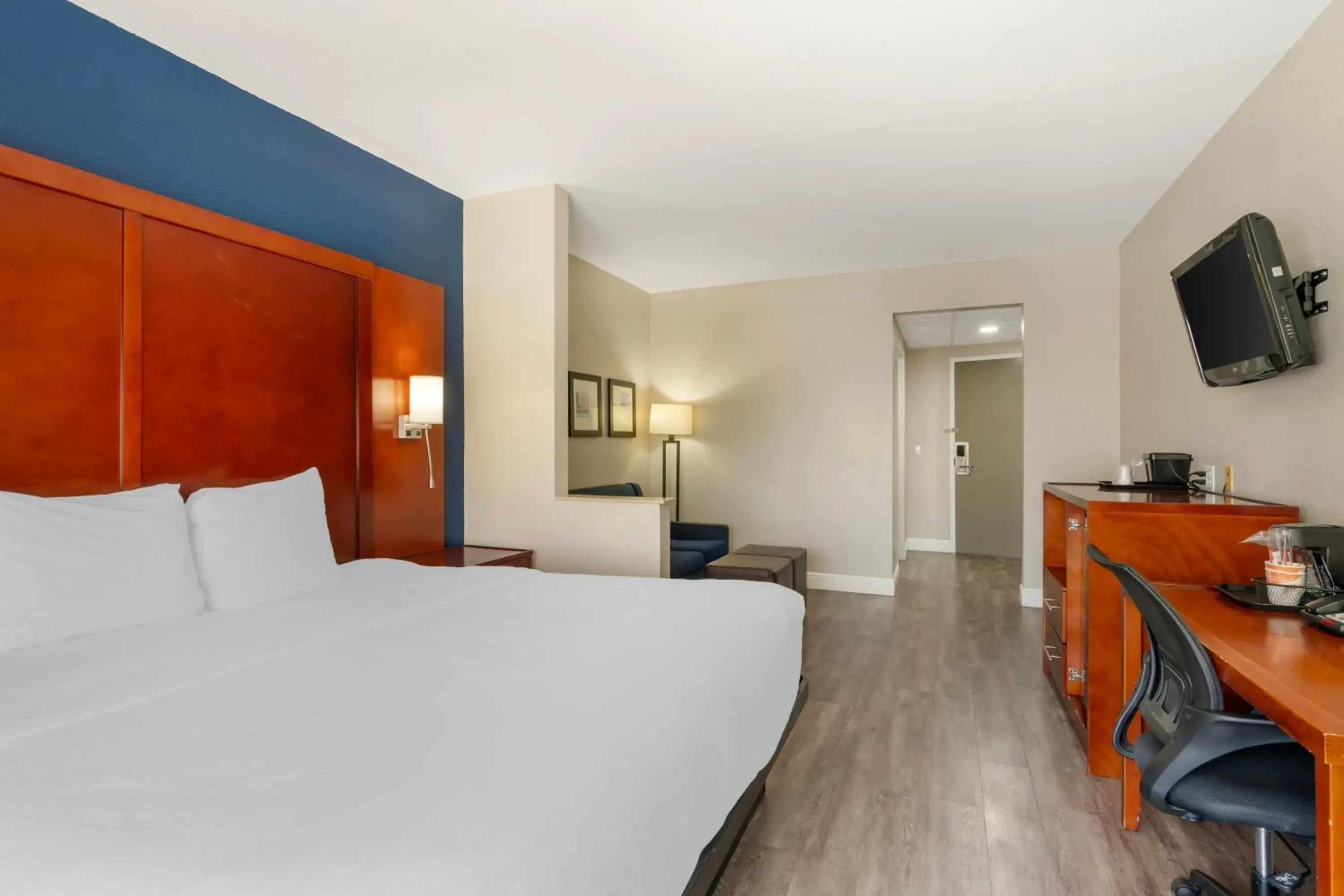 Bedroom, Bed in Comfort Suites West Jacksonville Bedroom, Bed in Comfort Suites West Jacksonville