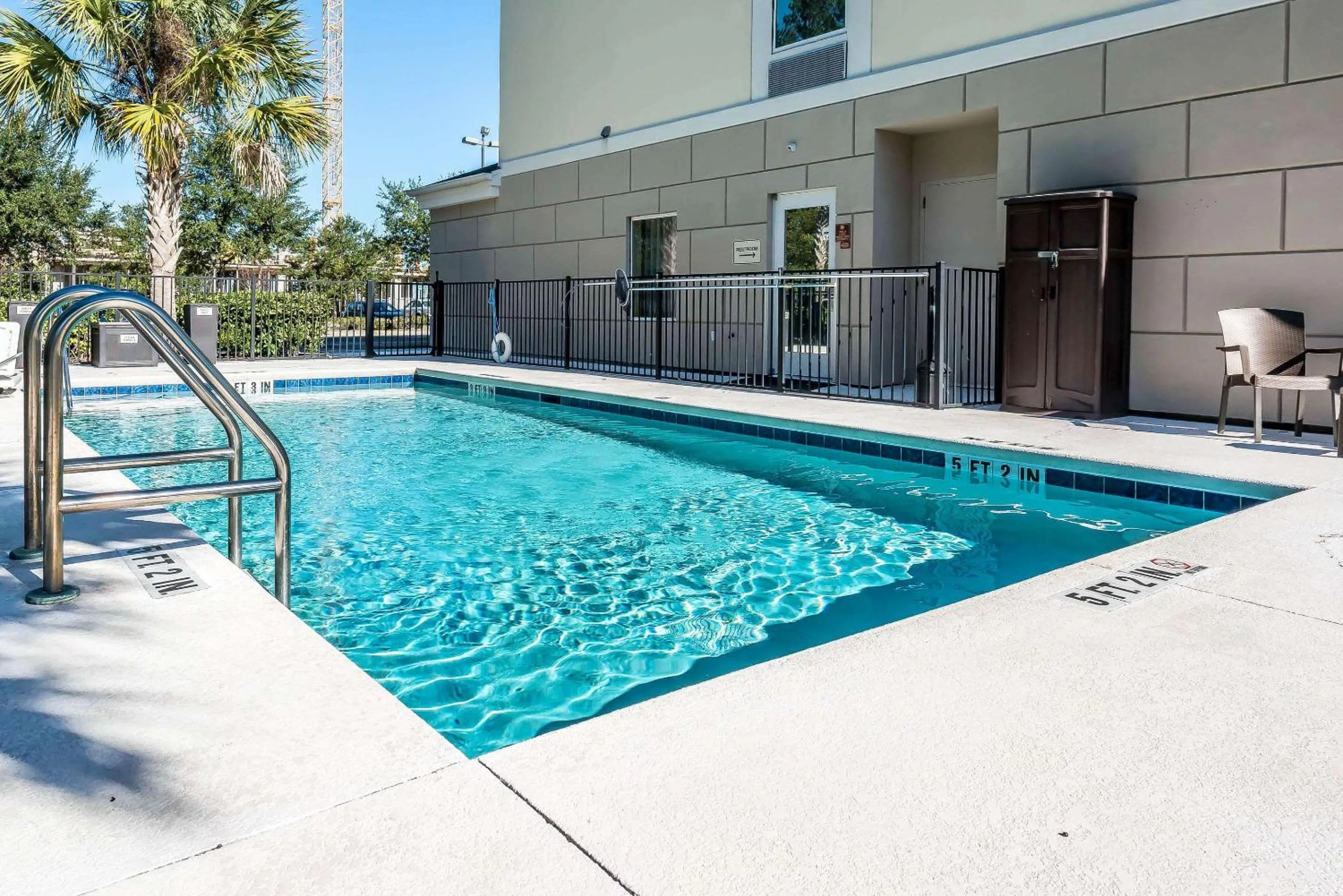 Swimming pool in Sleep Inn & Suites University-Shands