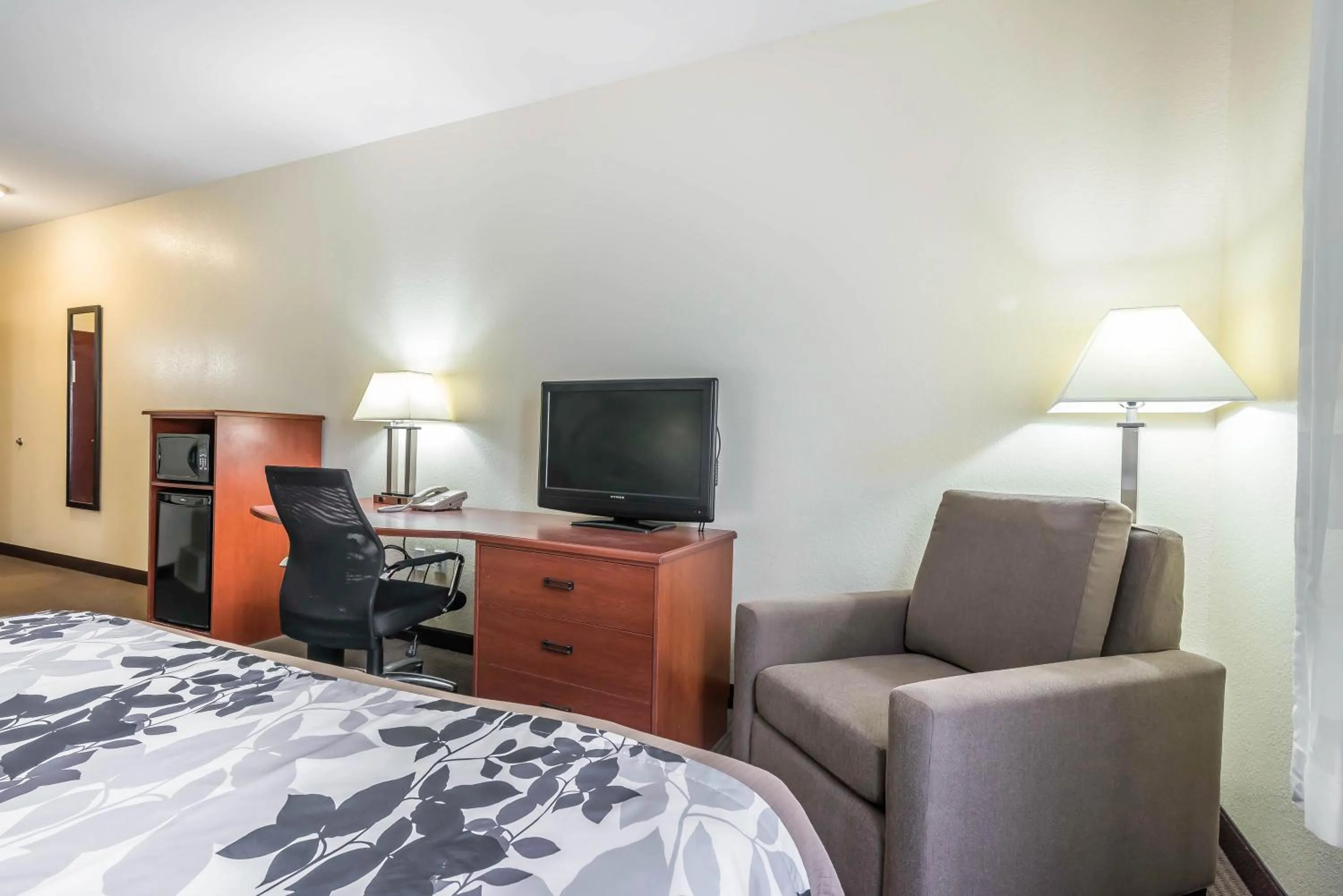 Bedroom, Bed in Sleep Inn & Suites University-Shands