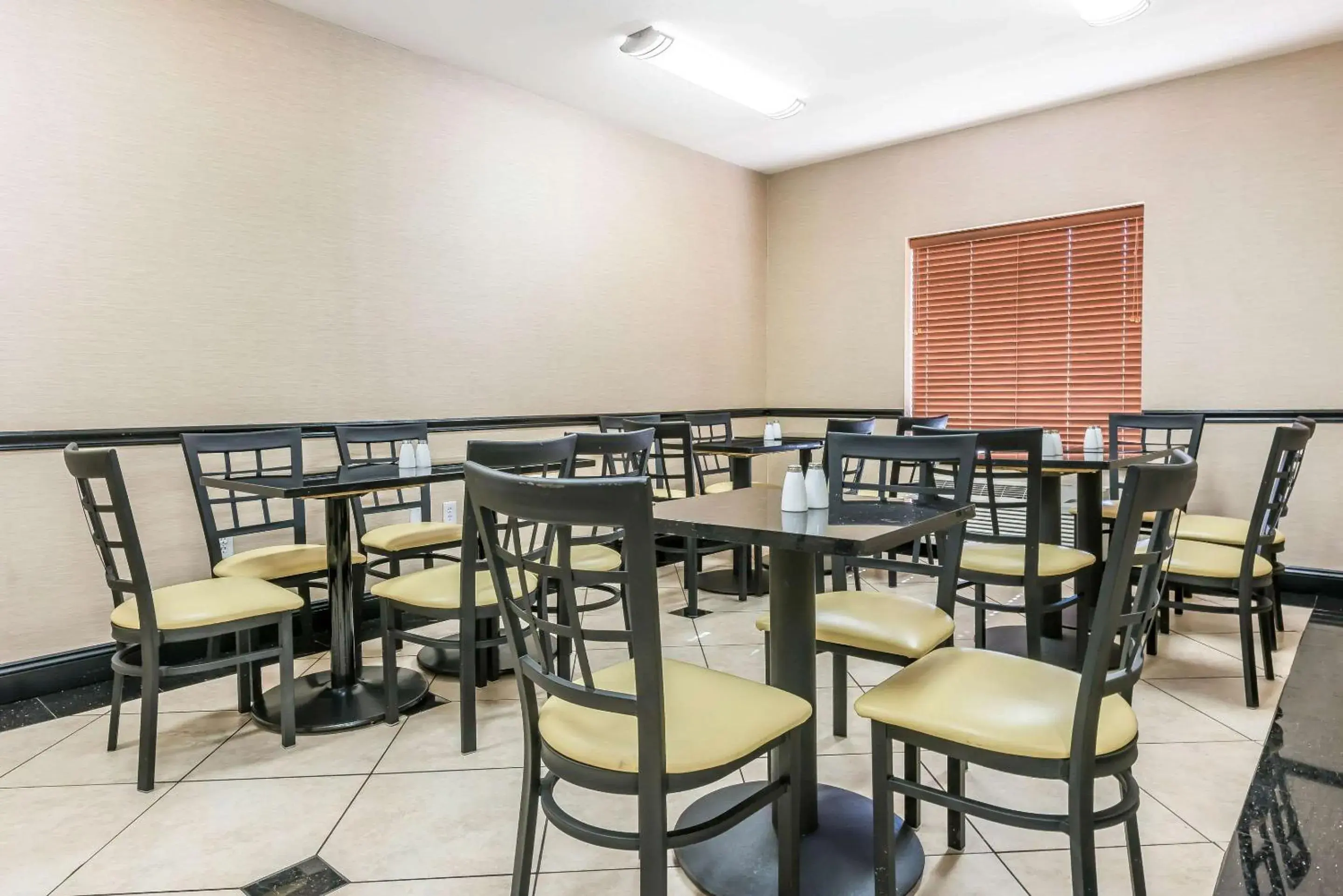 Breakfast in Sleep Inn & Suites University-Shands Breakfast in Sleep Inn & Suites University-Shands