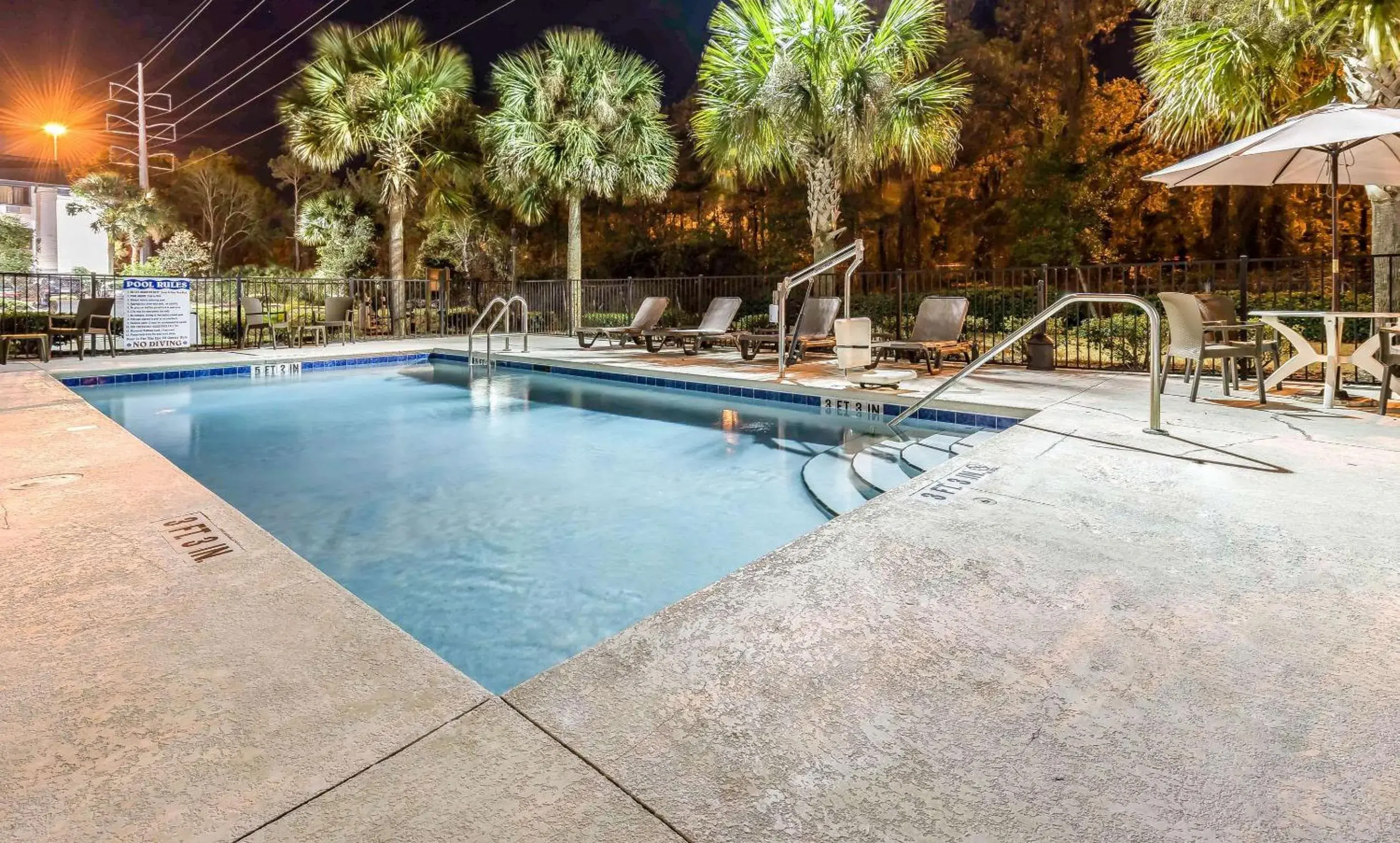 Swimming pool in Sleep Inn & Suites University-Shands Swimming pool in Sleep Inn & Suites University-Shands
