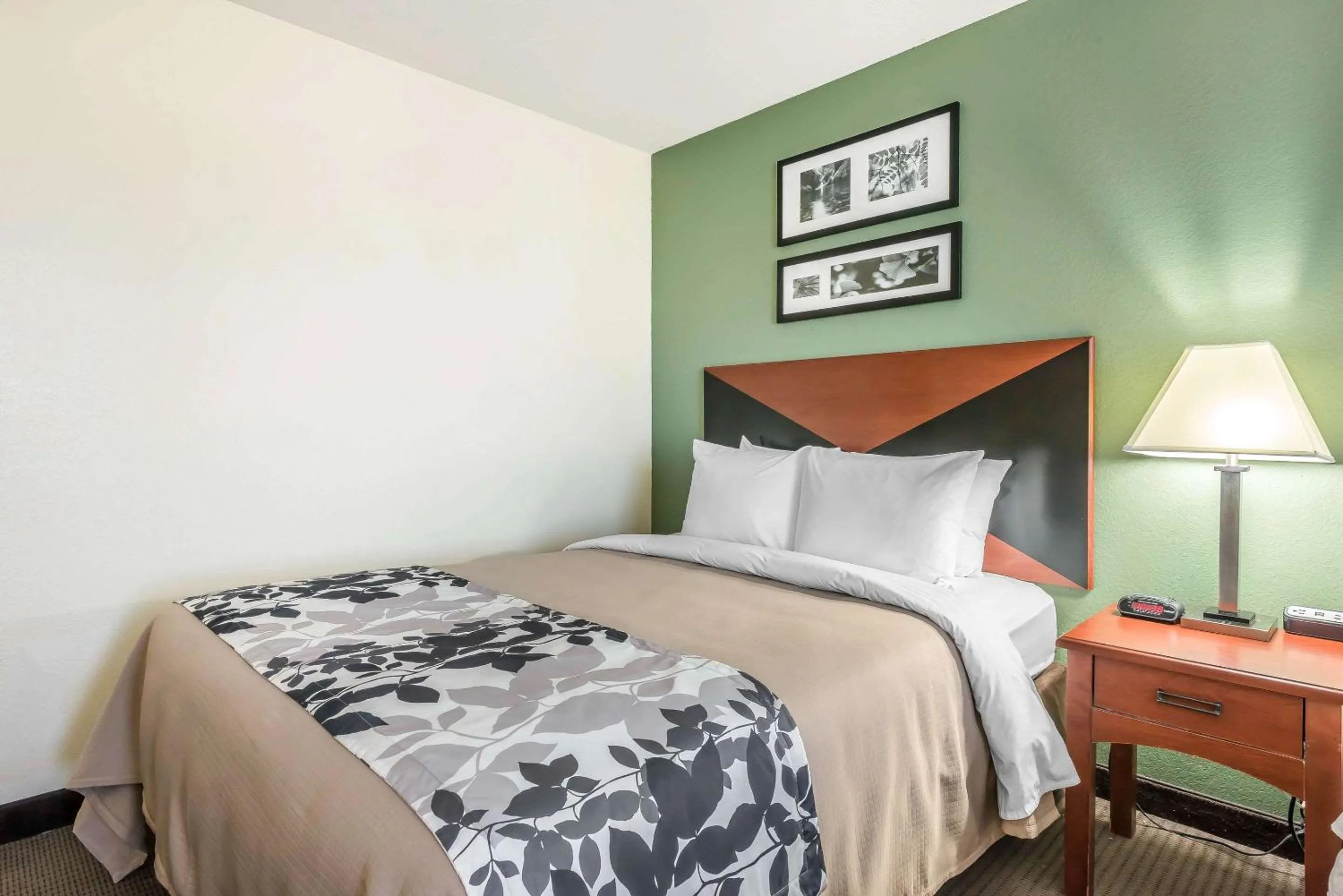 Bedroom, Bed in Sleep Inn & Suites University-Shands