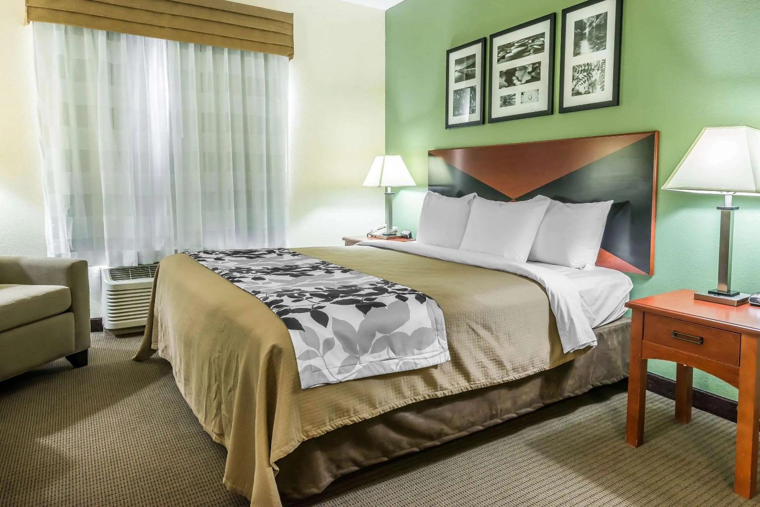Bedroom, Bed in Sleep Inn & Suites University-Shands