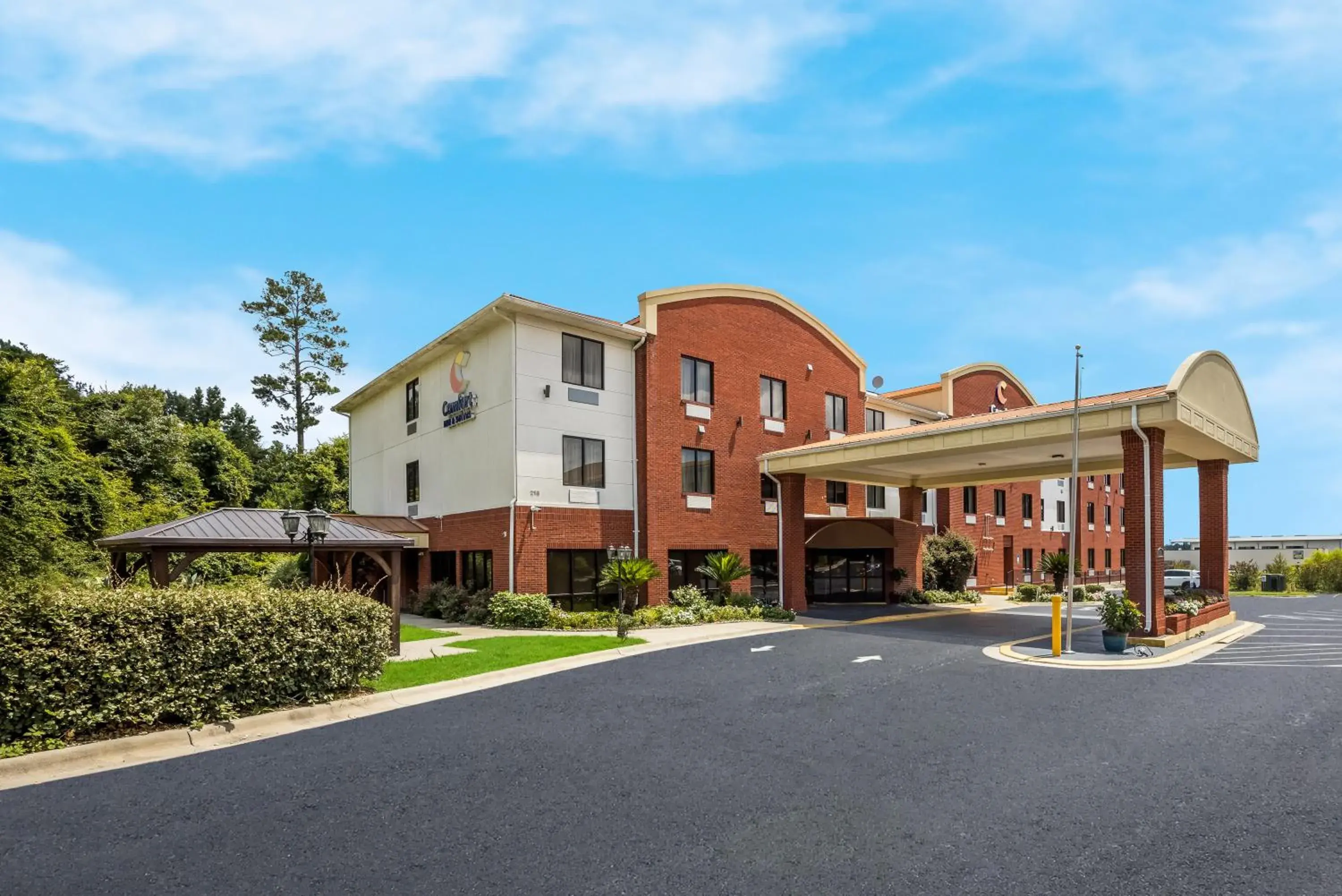 Property building in Comfort Inn & Suites Midway - Tallahassee West Property building in Comfort Inn & Suites Midway - Tallahassee West