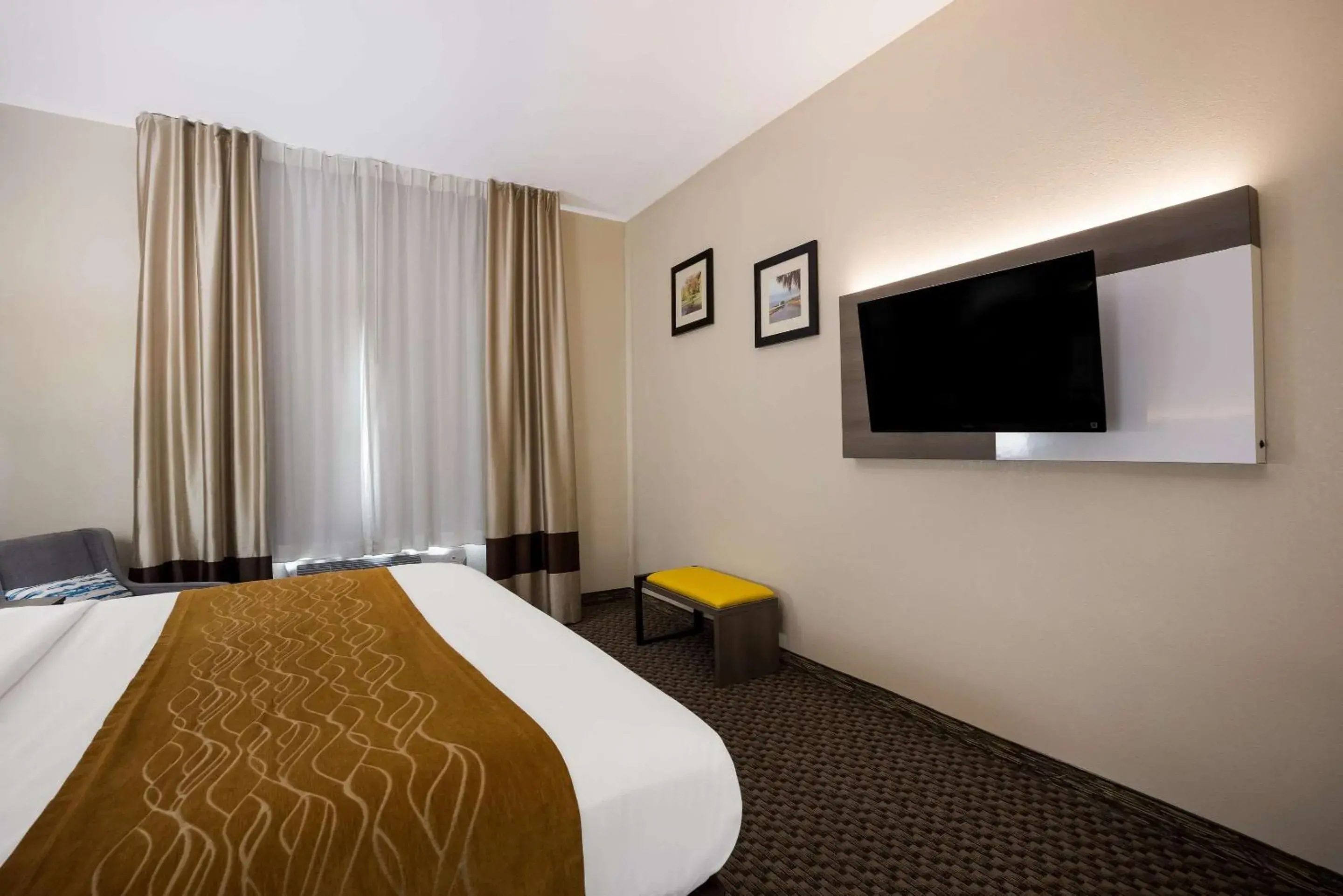 Bedroom, Bed in Comfort Inn & Suites Midway - Tallahassee West Bedroom, Bed in Comfort Inn & Suites Midway - Tallahassee West