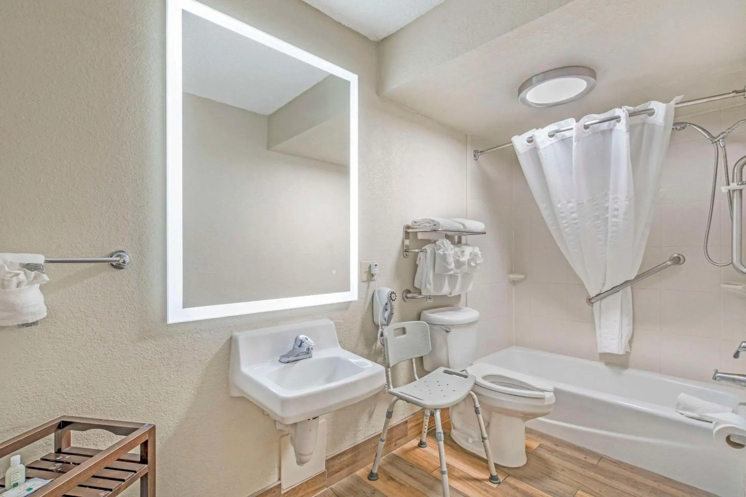 Bedroom in Quality Inn Daytona Speedway - I-95 Bedroom in Quality Inn Daytona Speedway - I-95