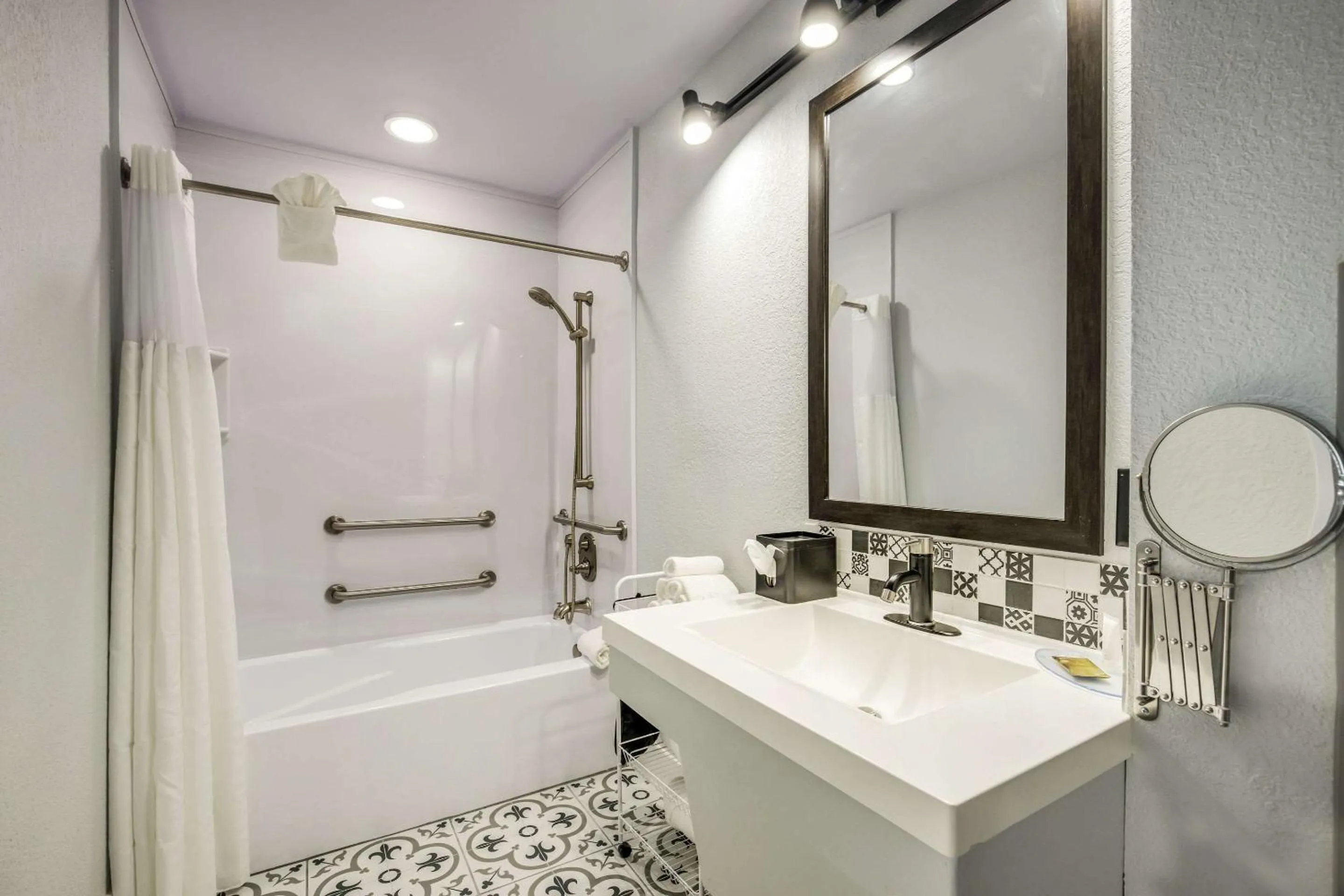 Bathroom in Clarion Pointe Tallahassee-State Capitol