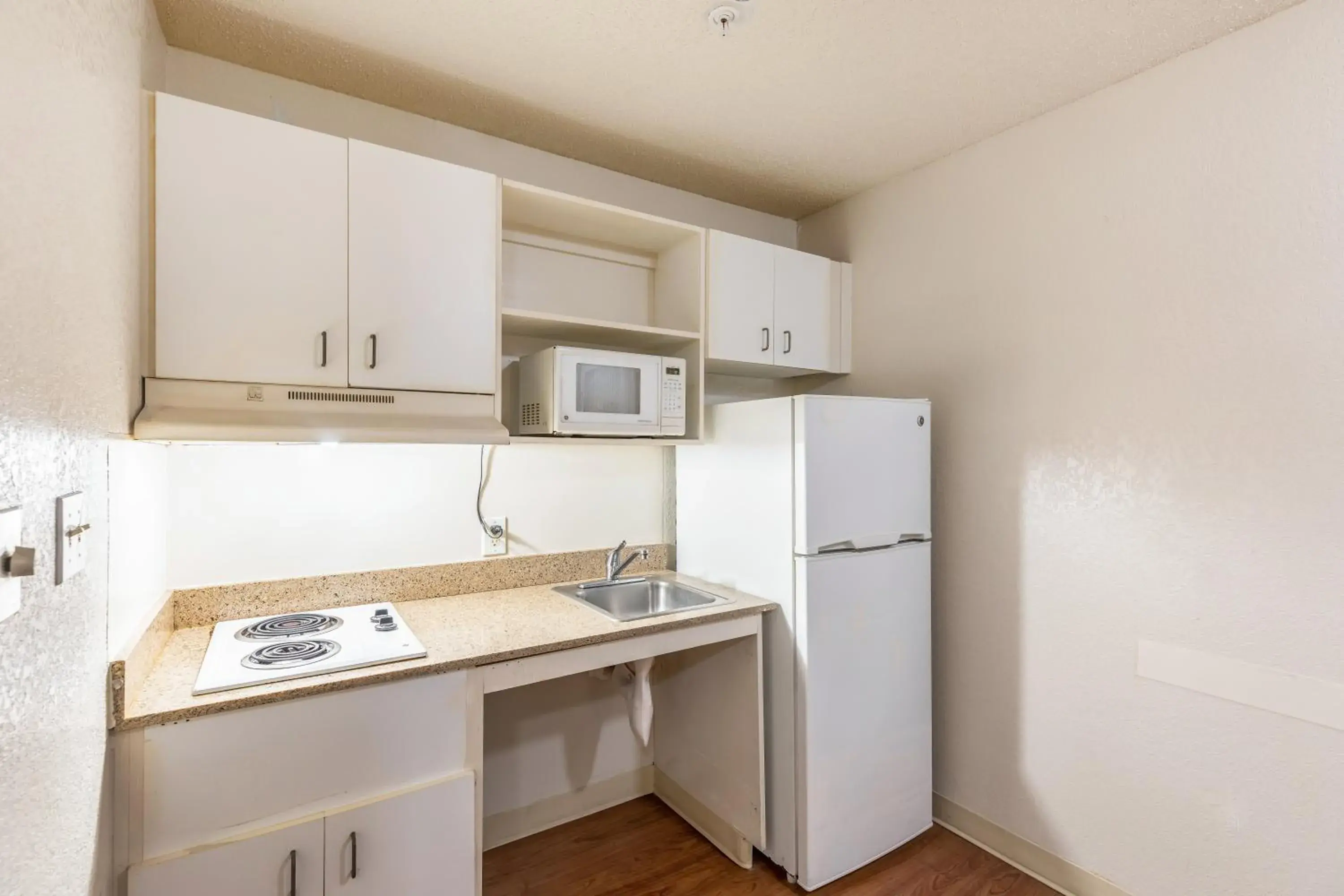 Photo of the whole room in HomeTowne Studios by Red Roof Orlando - Casselberry Photo of the whole room in HomeTowne Studios by Red Roof Orlando - Casselberry